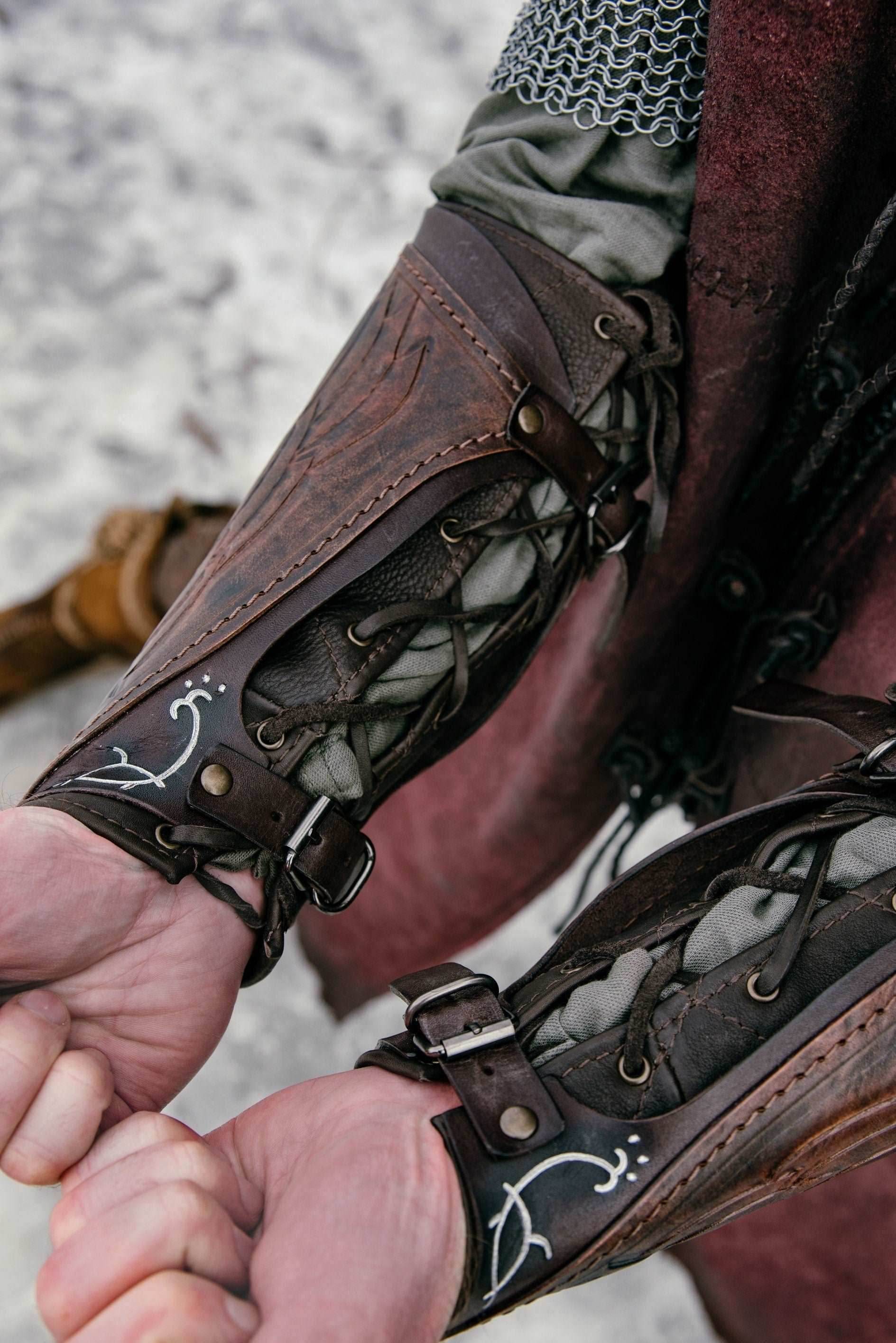 Aragorn's leather bracers (Lord of the Rings) - brown (as pictured) / For one hand