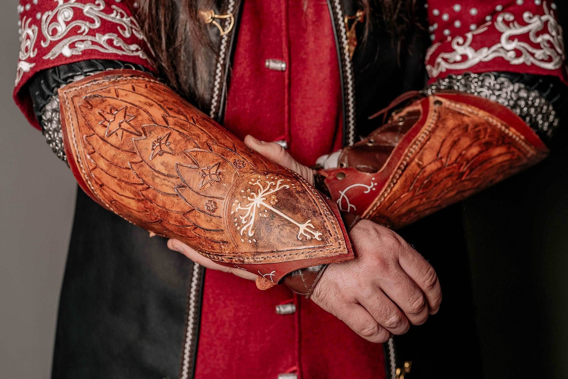 Boromir leather bracers (Lord of the Rings) - brown (as pictured) / For one hand