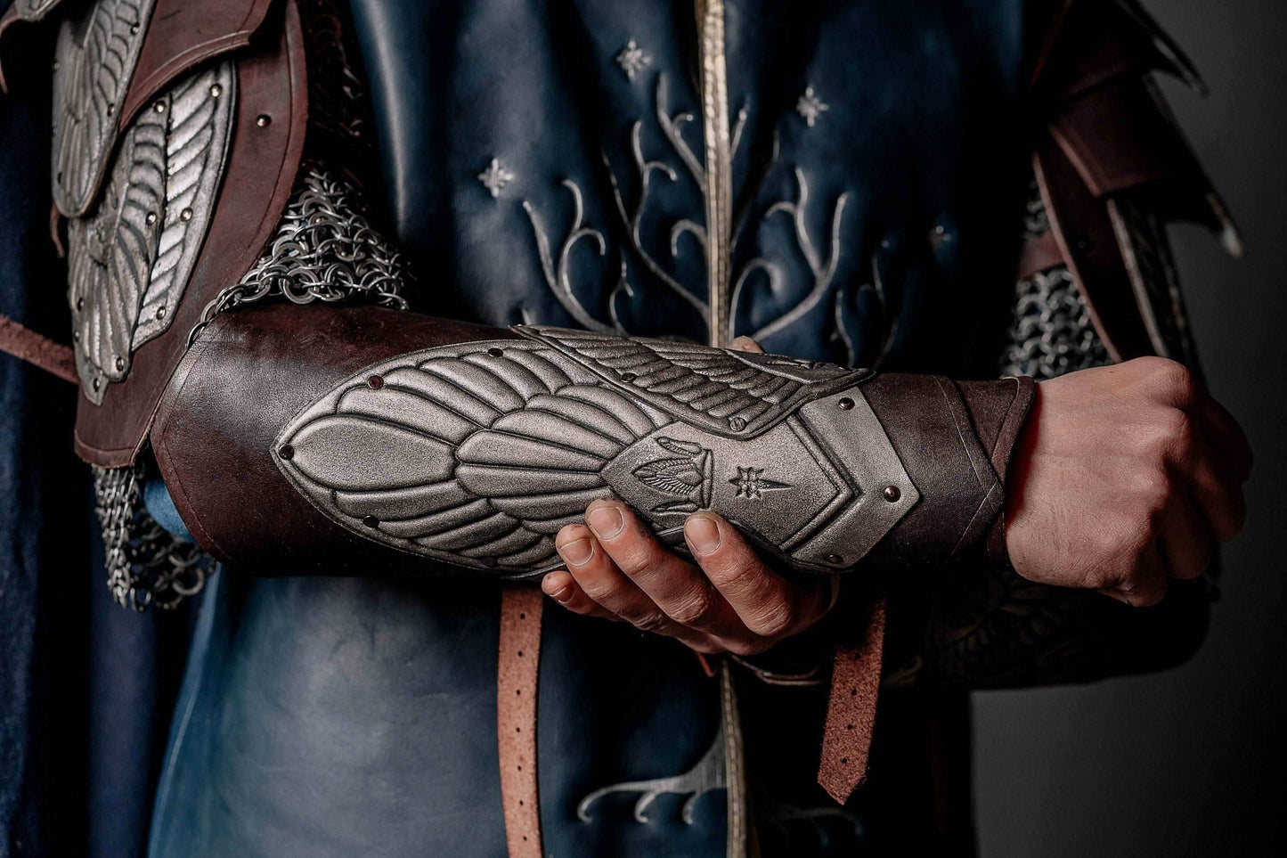 Aragorn's King bracers (Lord of the Rings) - brown (as pictured) / For one hand