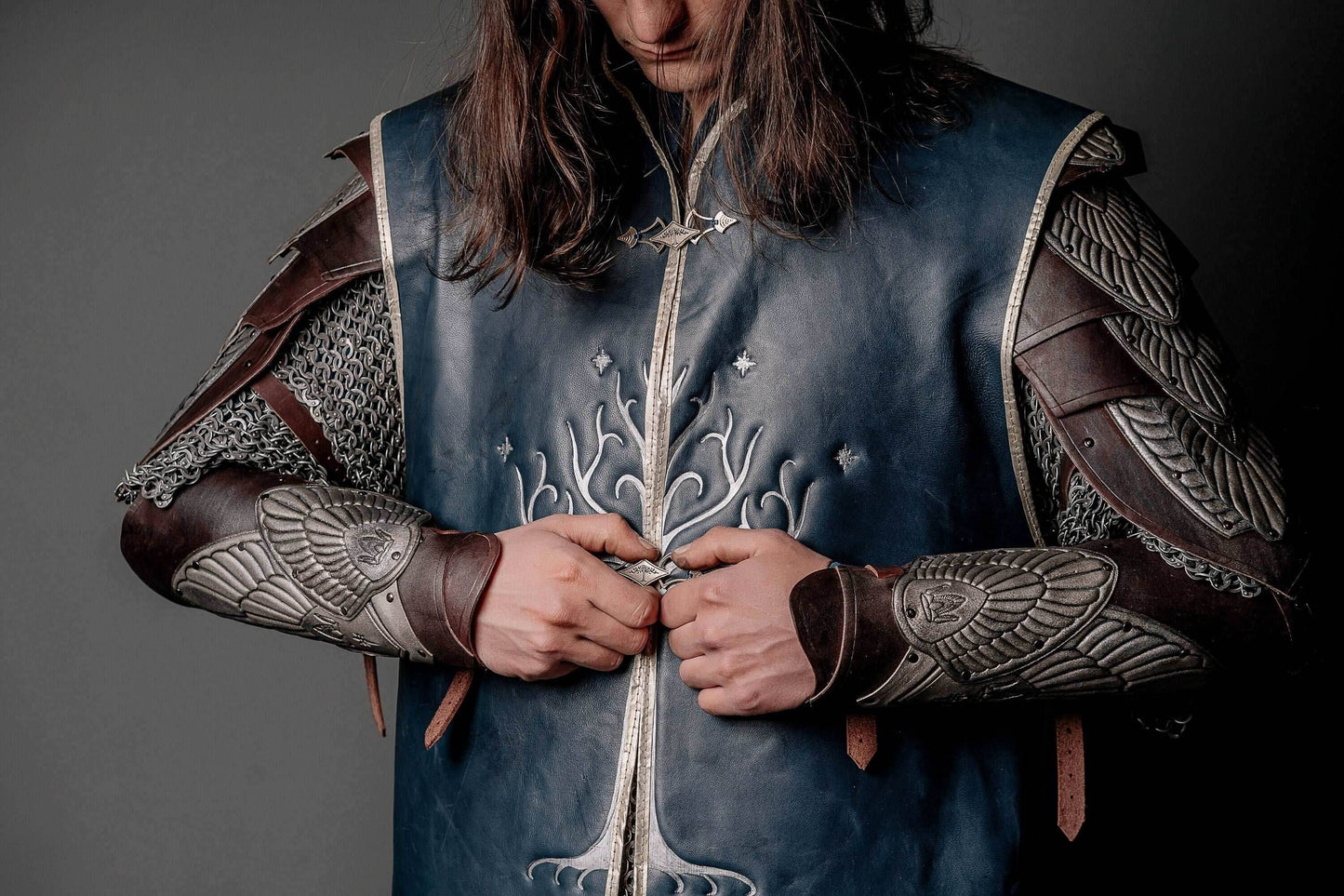 Aragorn's King bracers (Lord of the Rings) - brown (as pictured) / For one hand