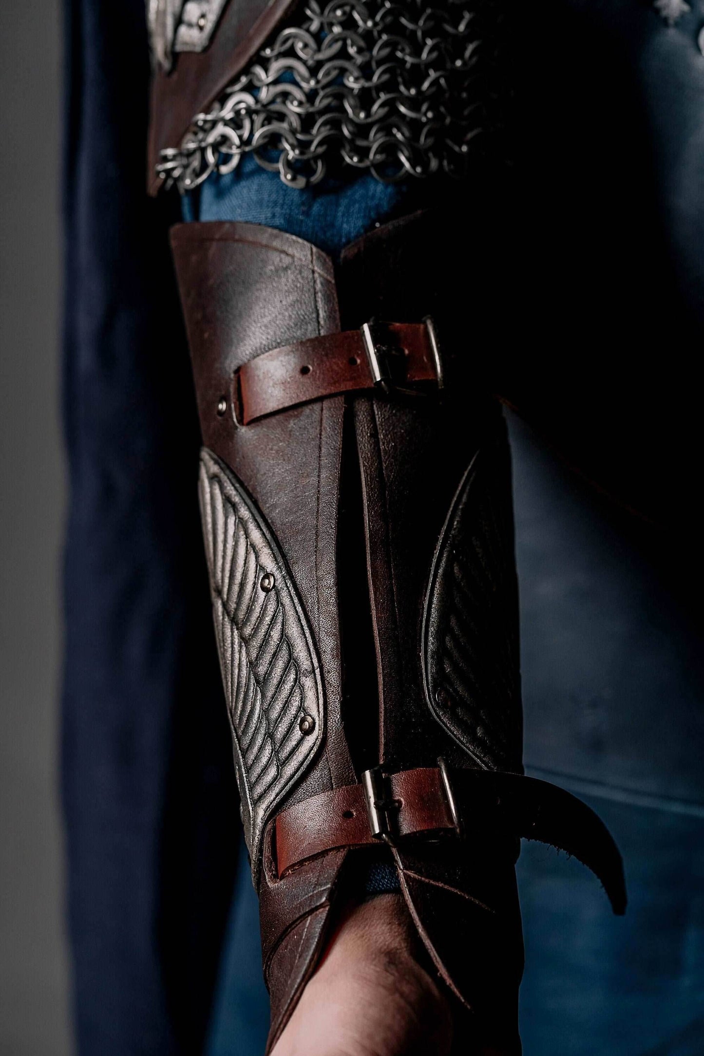 Aragorn's King bracers (Lord of the Rings) - brown (as pictured) / For one hand