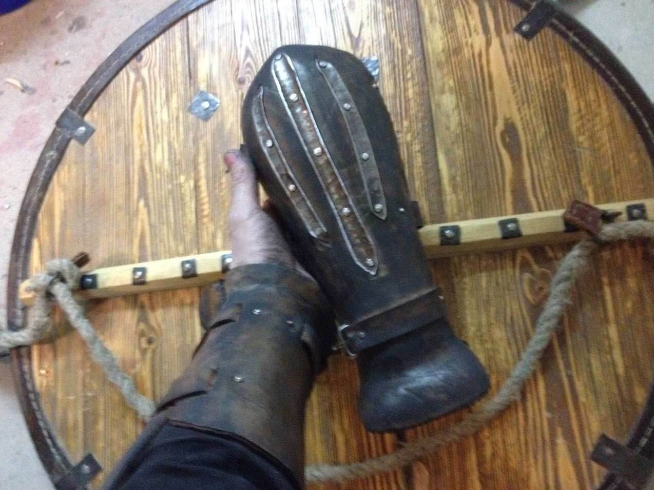 Viking leather bracers - brown (as pictured) / For two hands