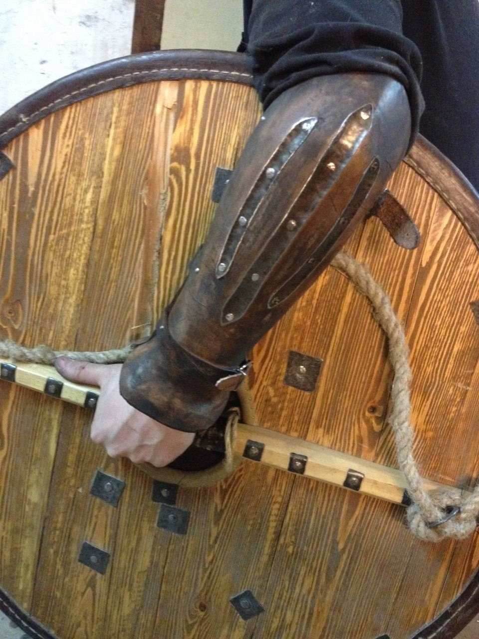 Viking leather bracers - brown (as pictured) / For two hands