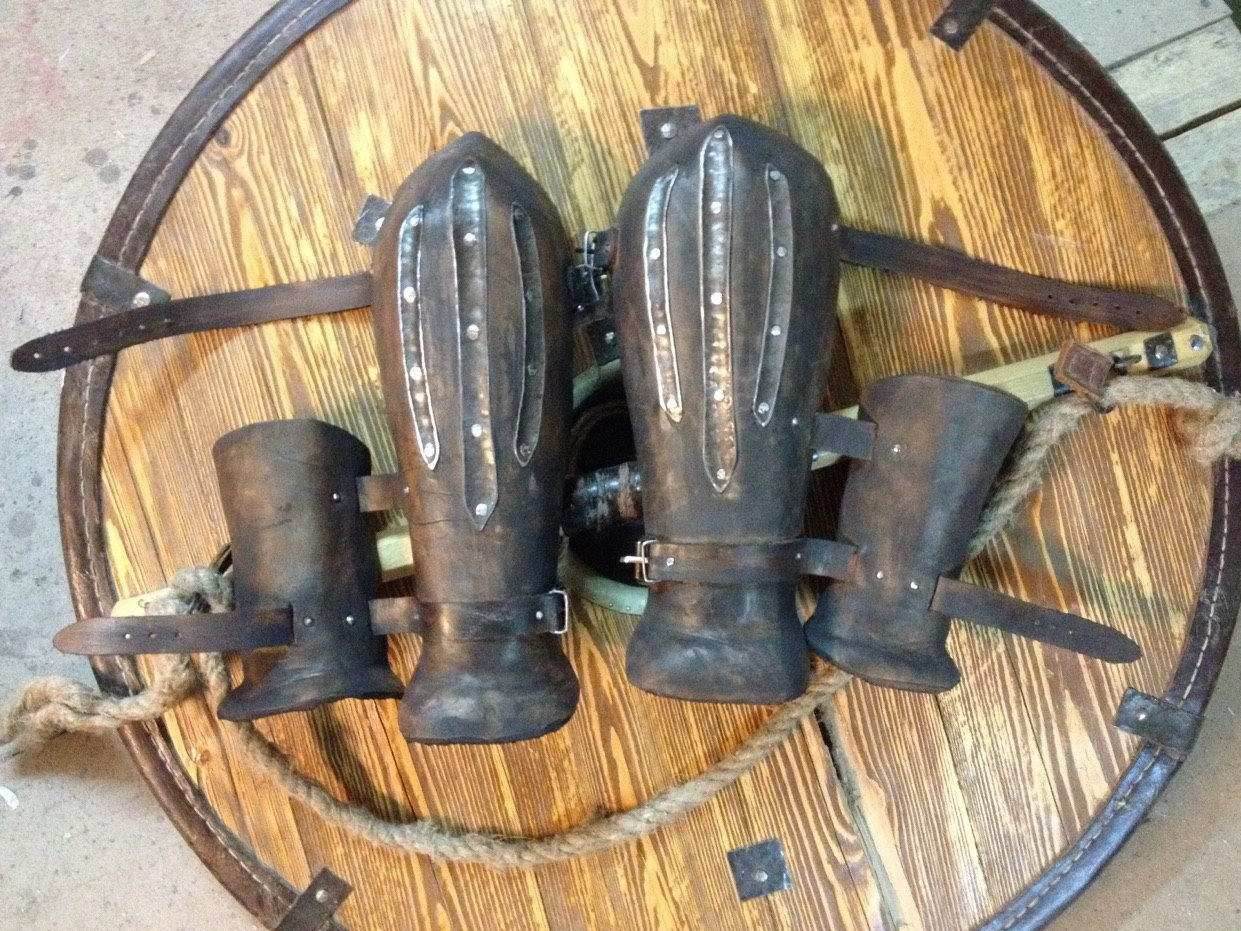 Viking leather bracers - brown (as pictured) / For two hands