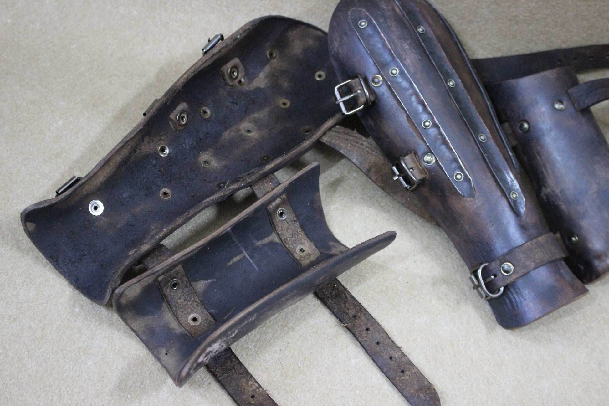 Viking leather bracers - brown (as pictured) / For two hands