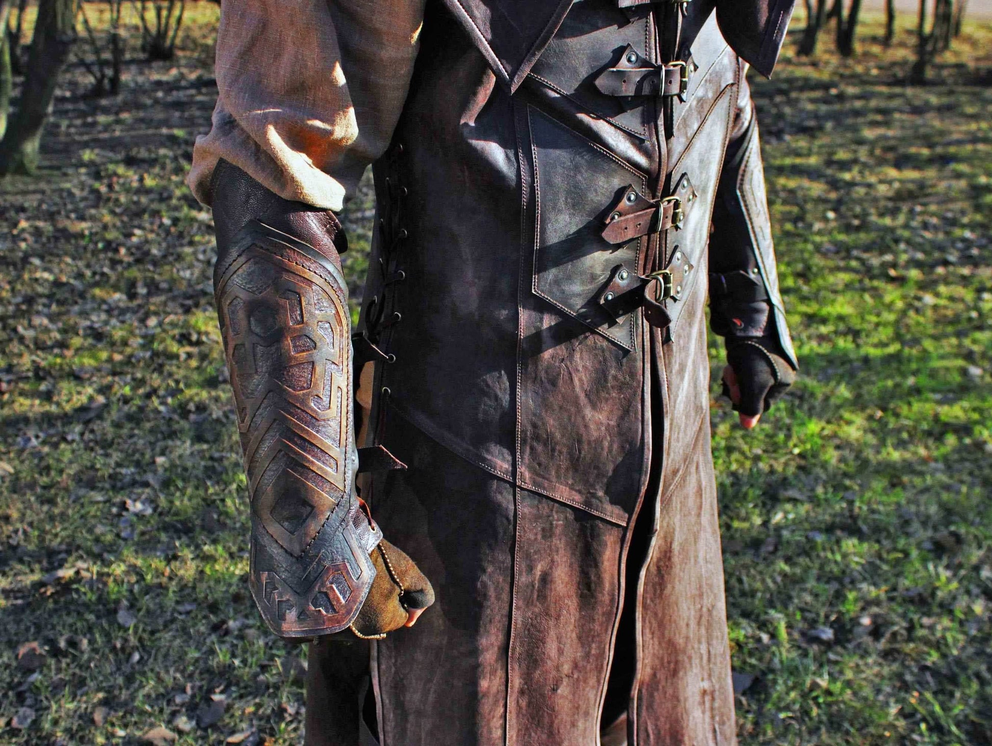 Thorin's leather bracers (Lord of the Rings) - brown (as pictured) / For one hand
