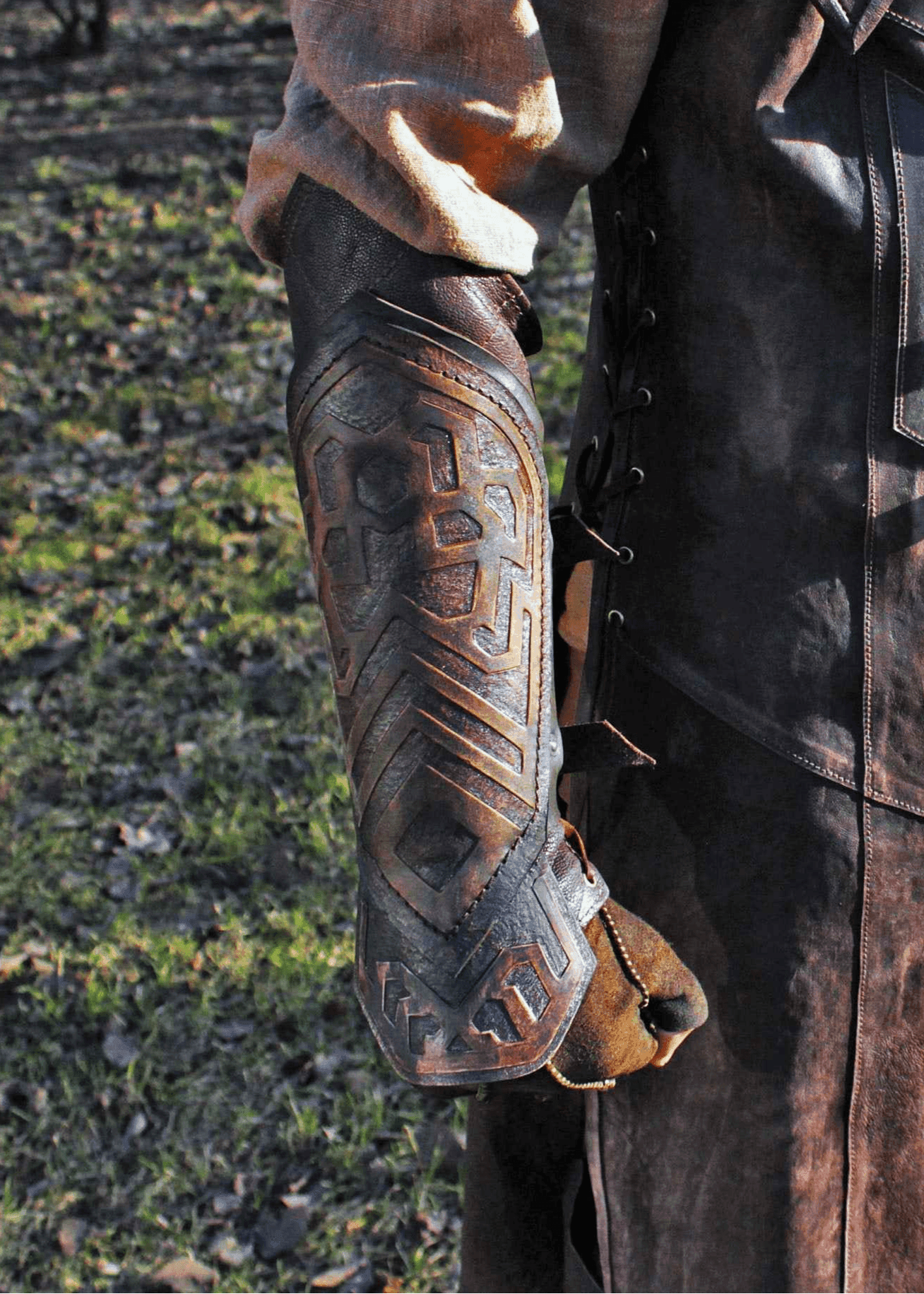 Thorin's leather bracers (Lord of the Rings) - brown (as pictured) / For one hand