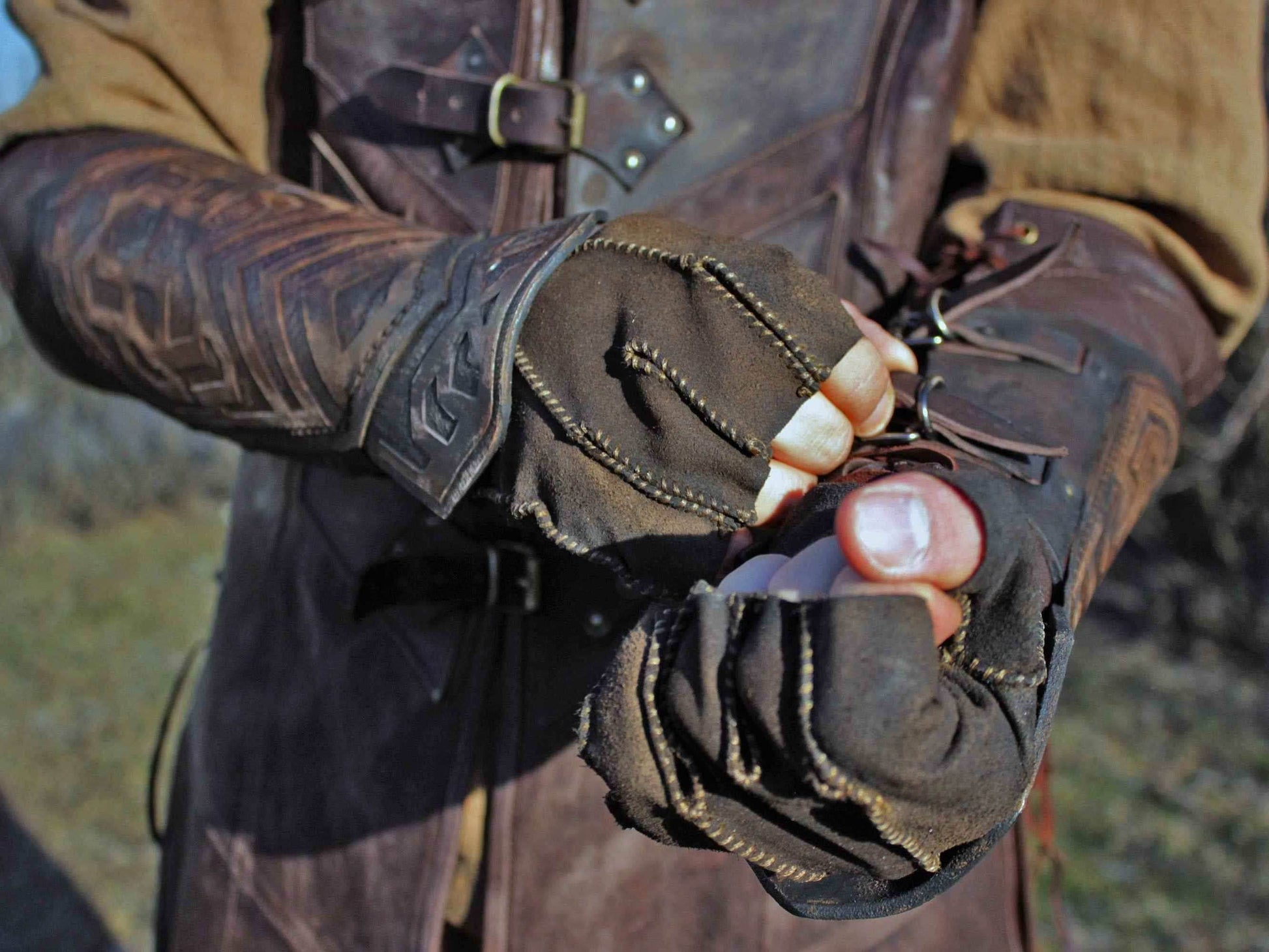 Thorin's leather bracers (Lord of the Rings) - brown (as pictured) / For one hand