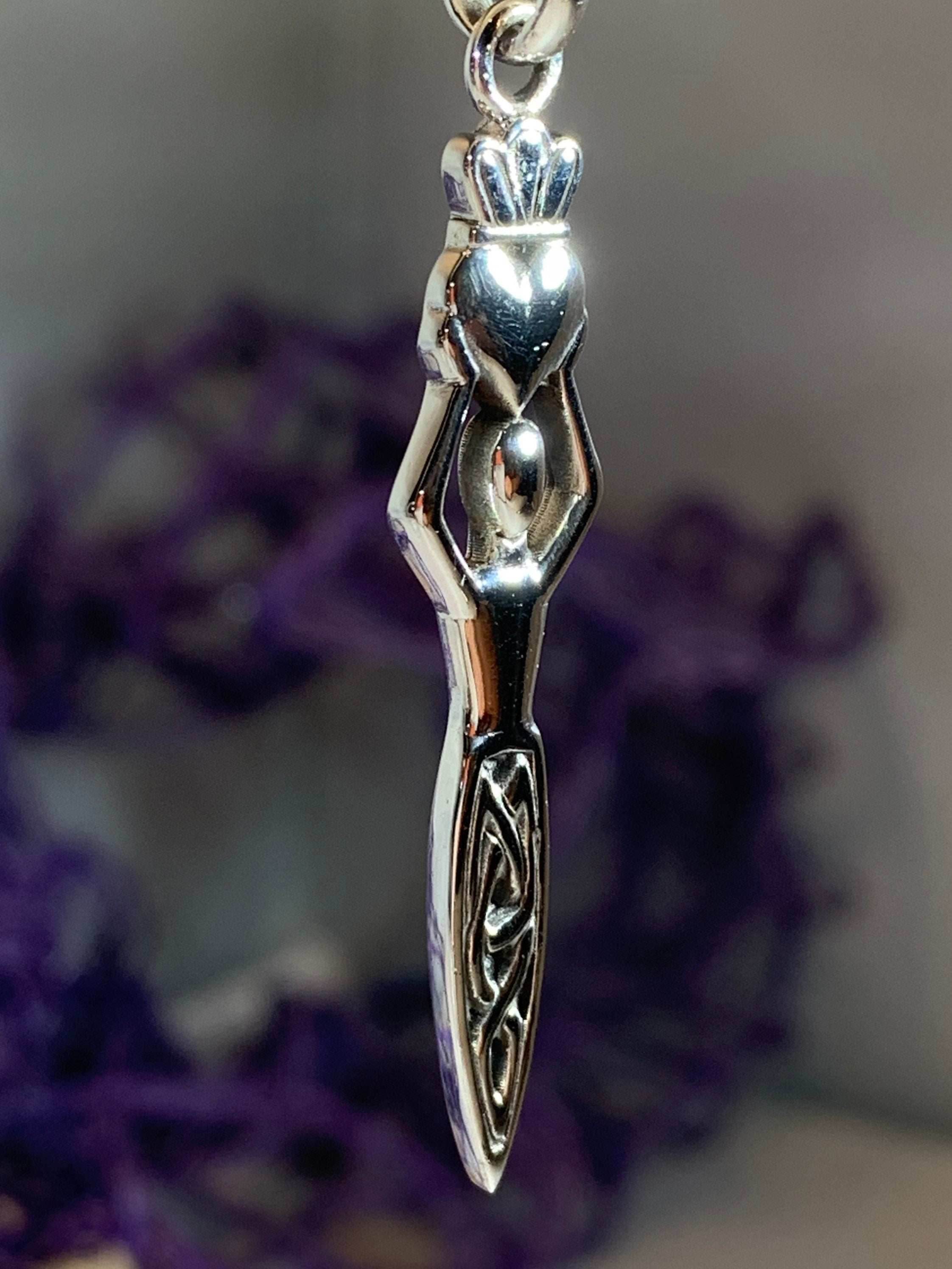Danu Claddagh Necklace - 18