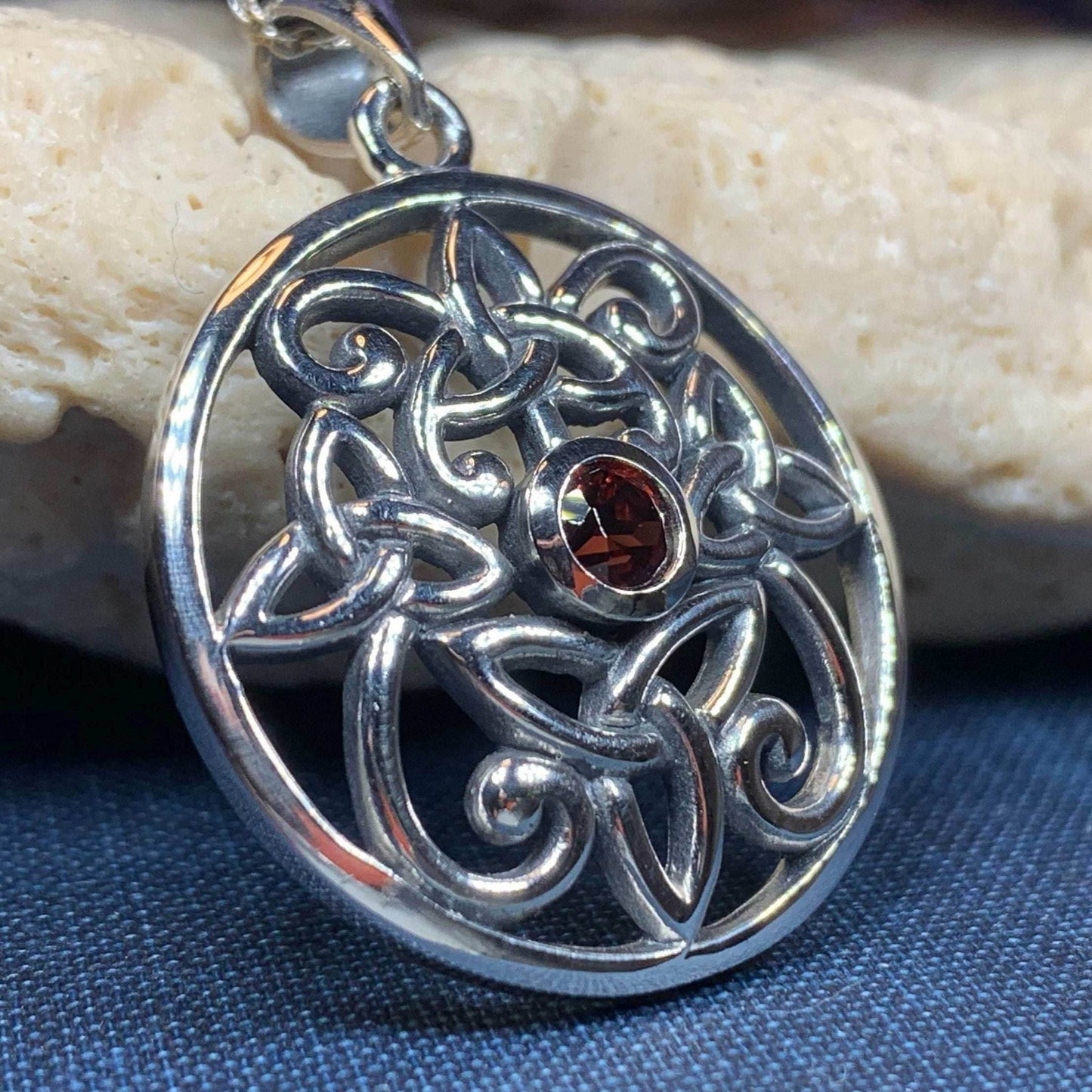 Oifa Trinity Knot Necklace - 18