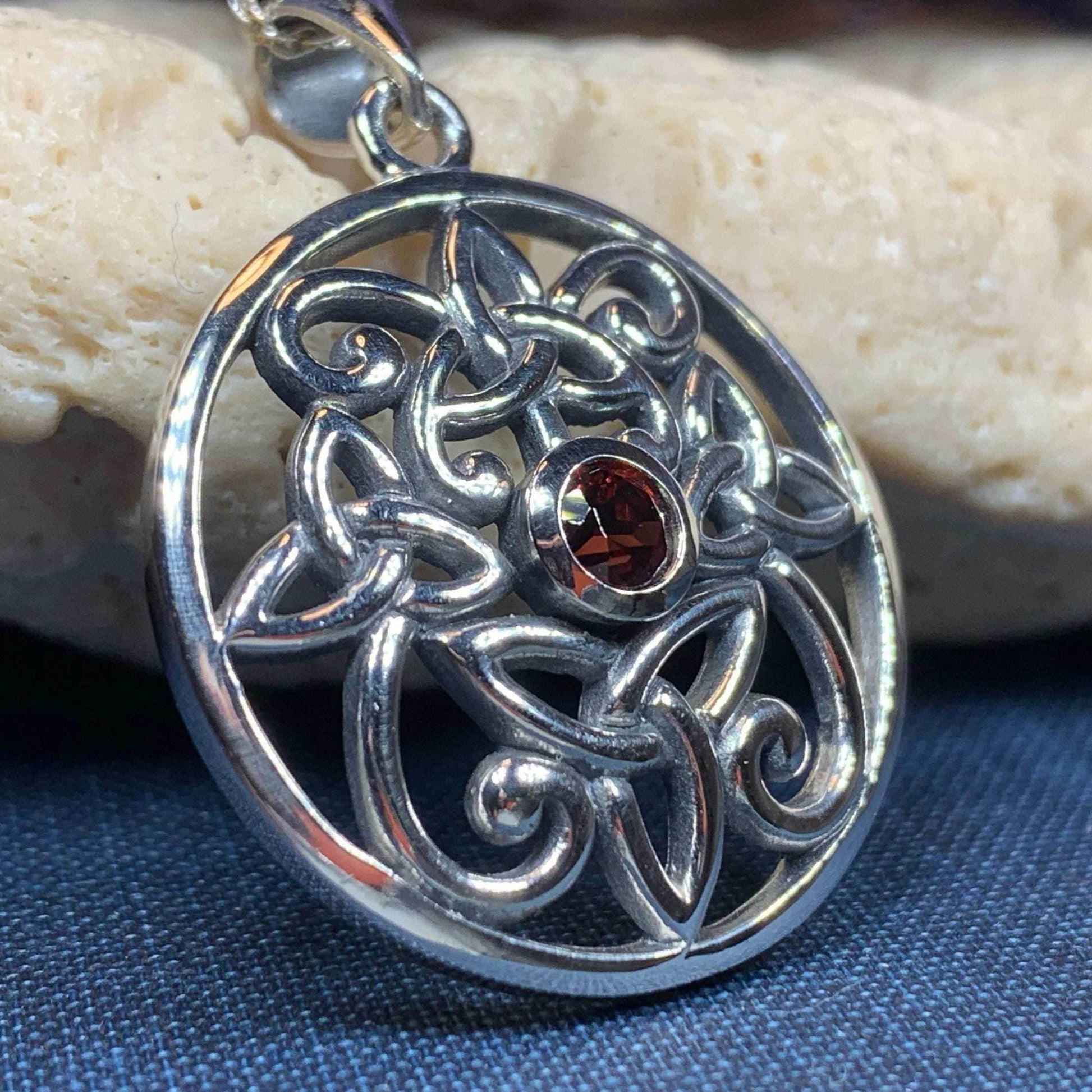 Oifa Trinity Knot Necklace - 18