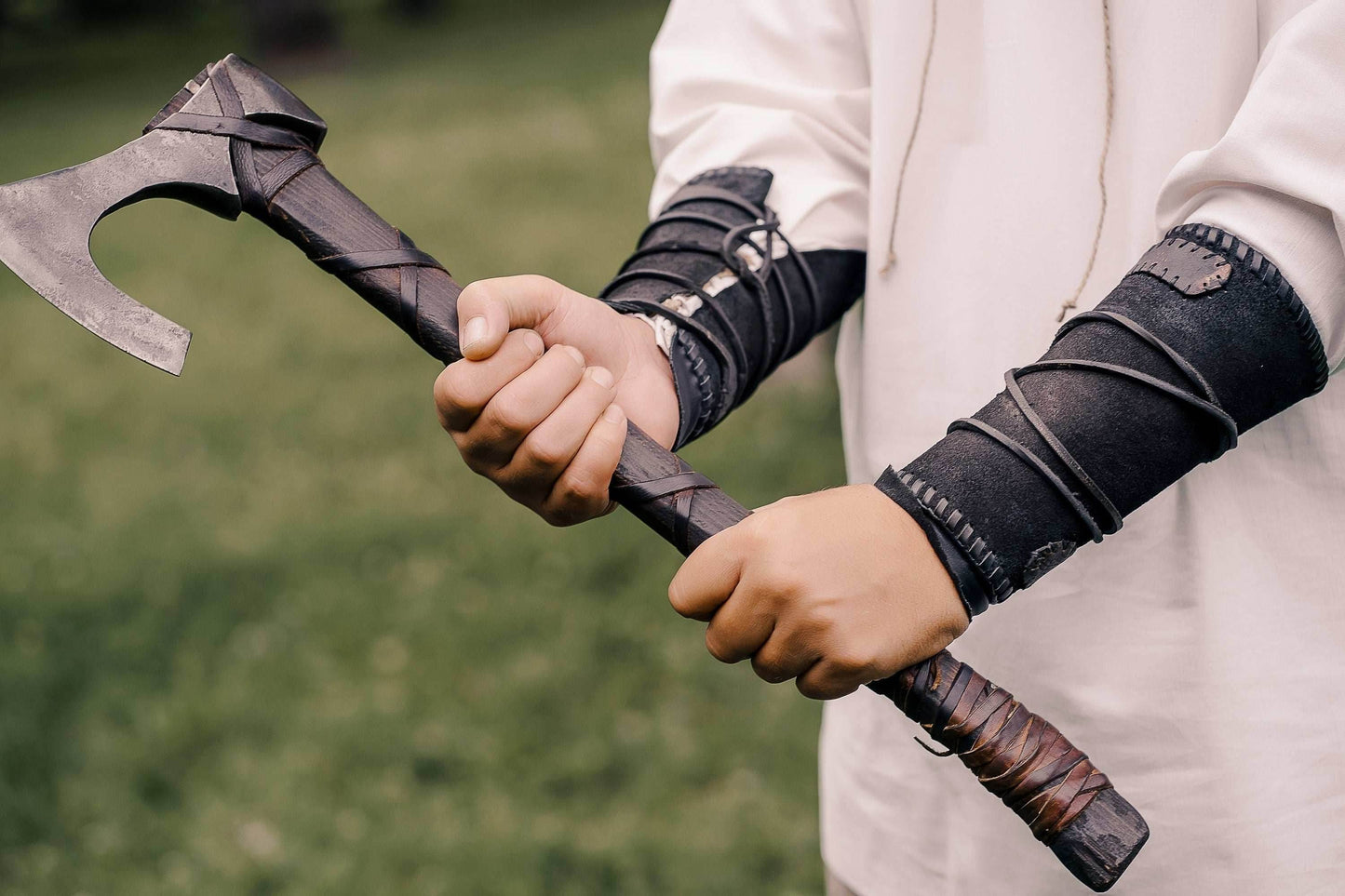 Viking leather bracers - For two hands / Black