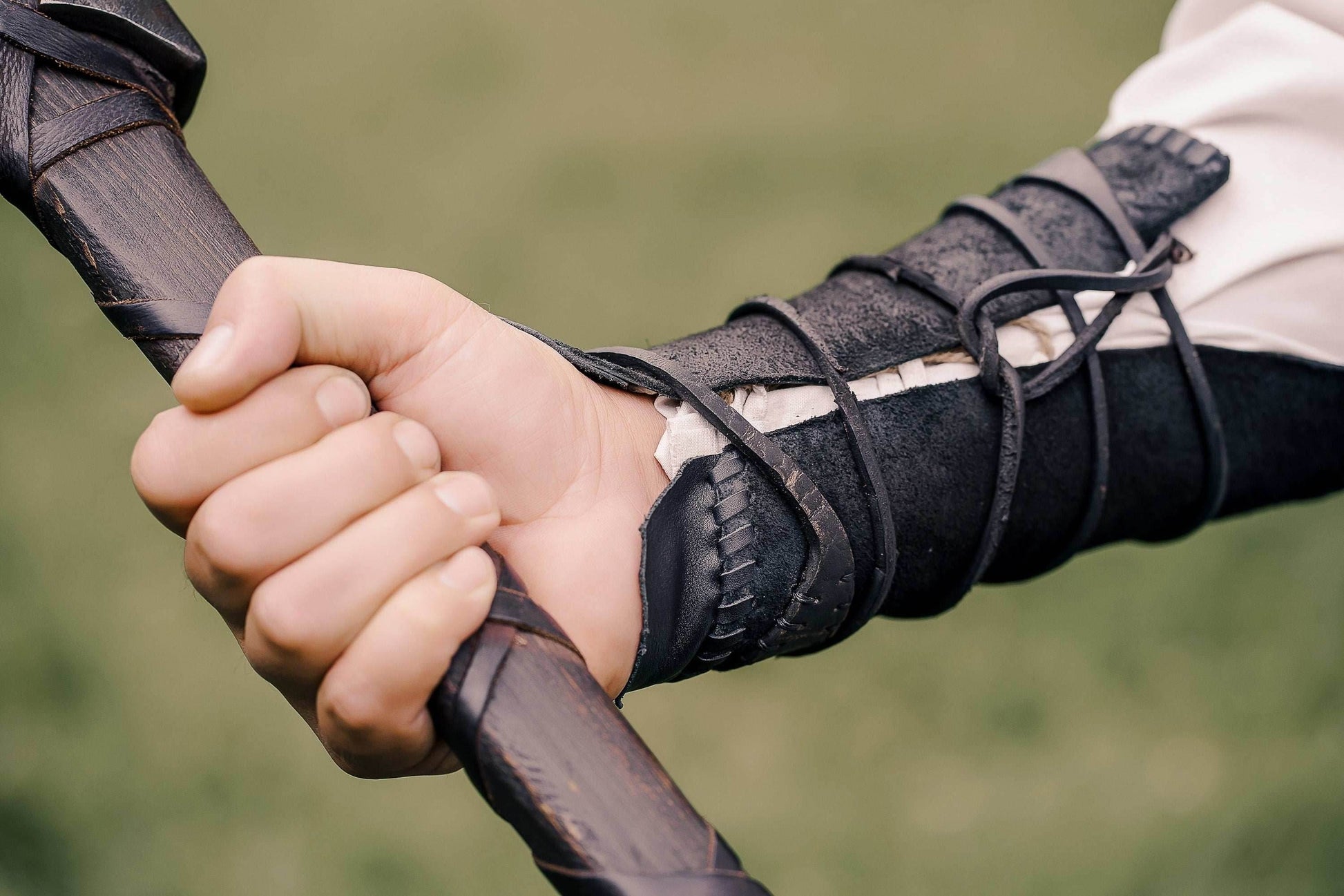 Viking leather bracers - For two hands / Black