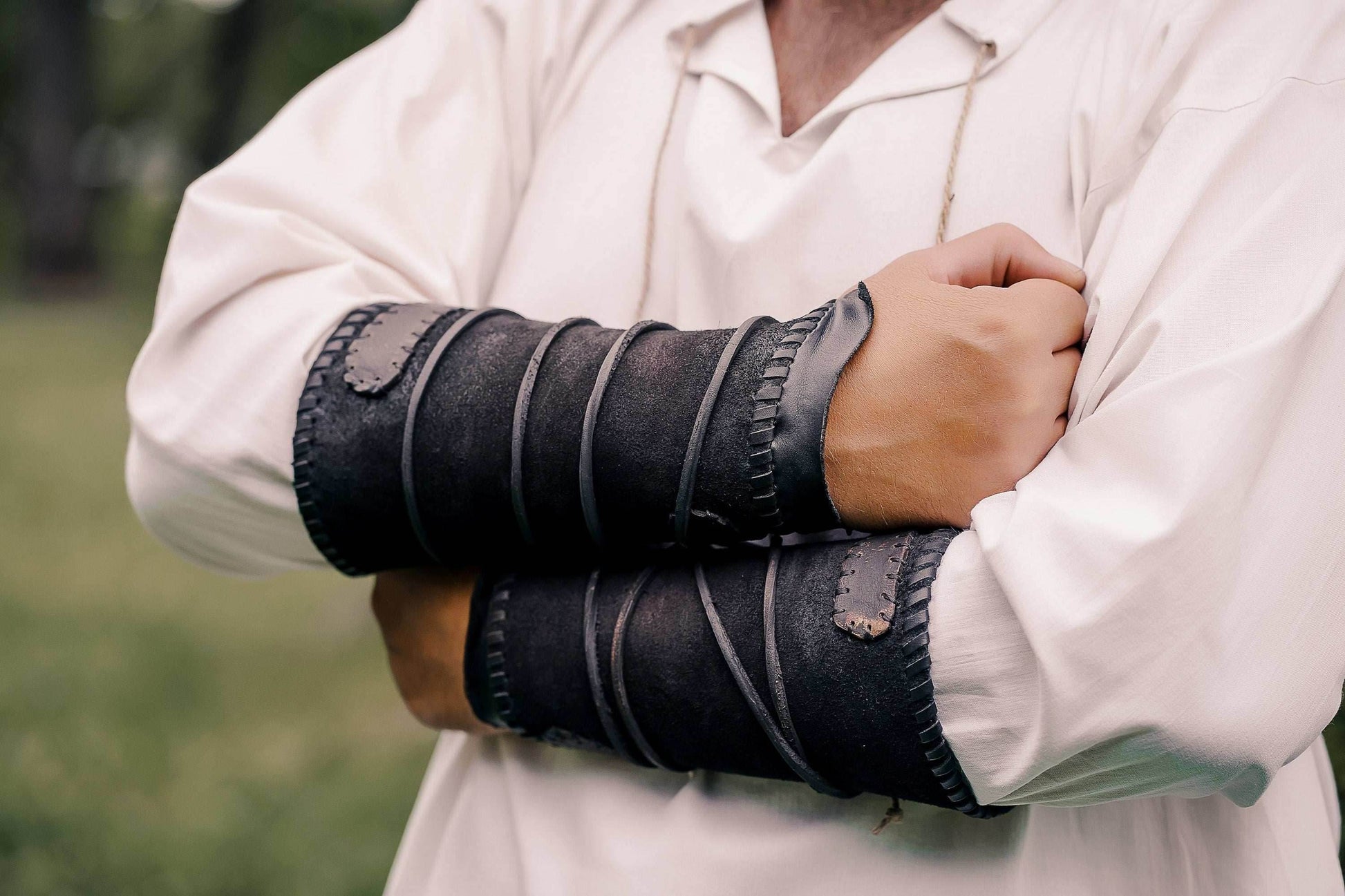 Viking leather bracers - For two hands / Black