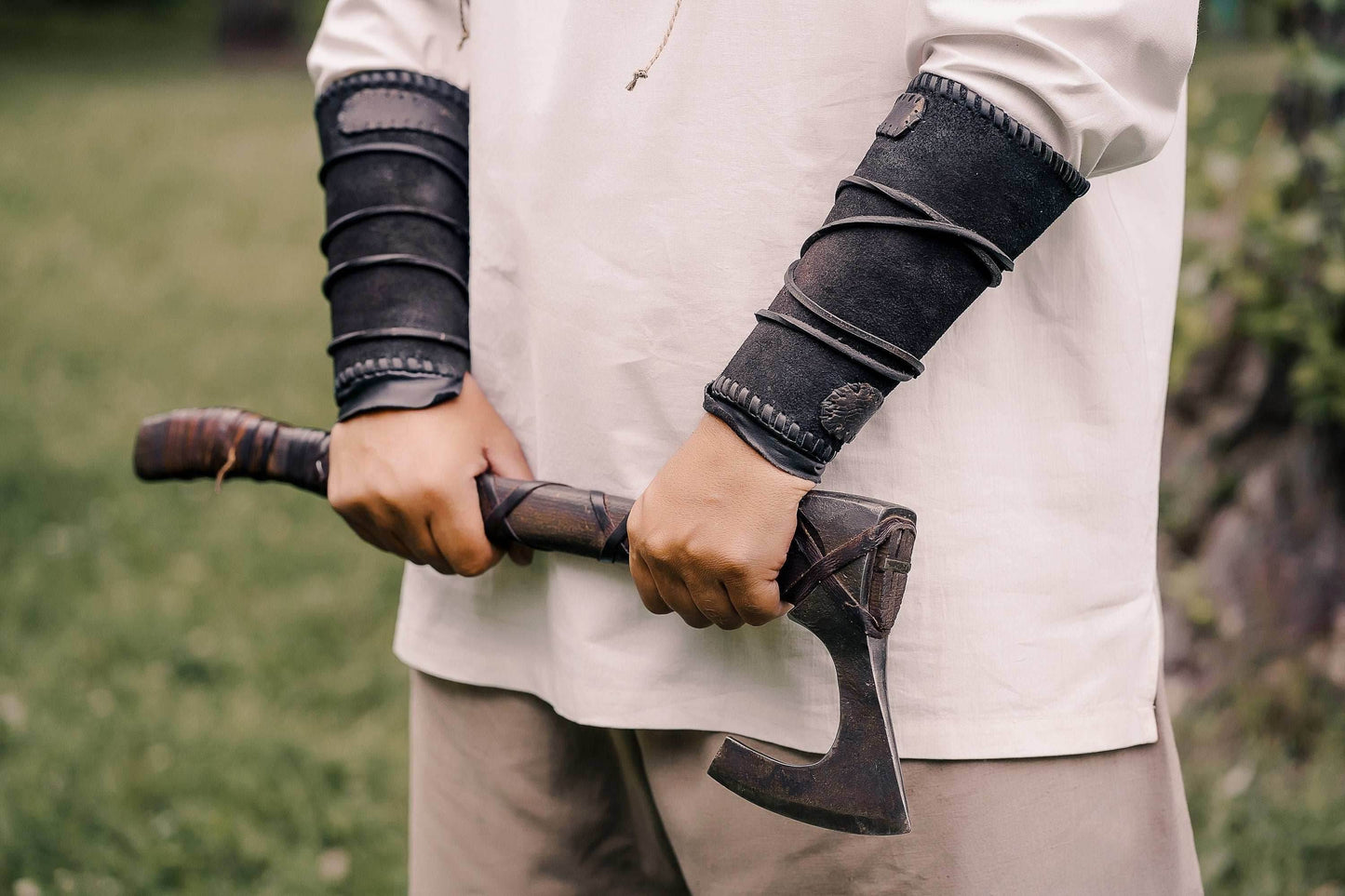 Viking leather bracers - For two hands / Black