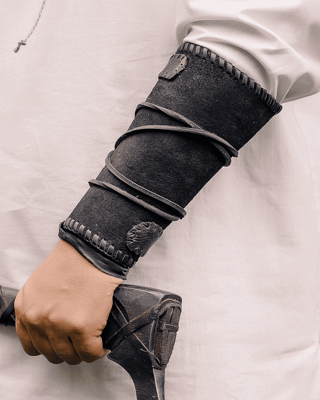 Viking leather bracers - For two hands / Black