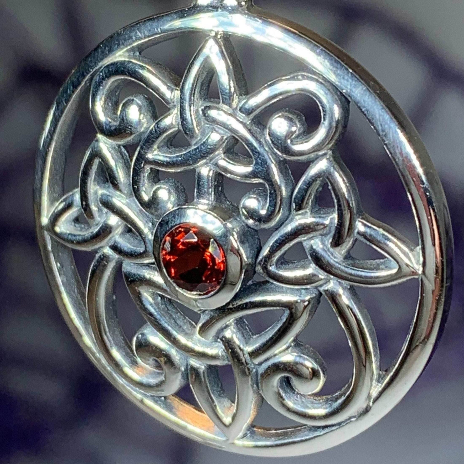 Oifa Trinity Knot Necklace - 18