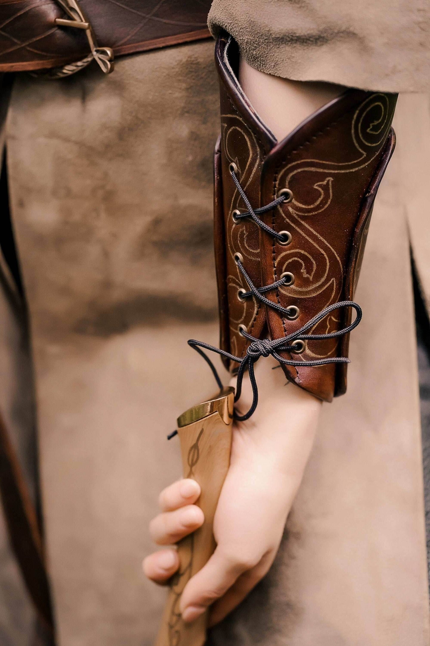 Legolas leather bracers (Lord of the Rings) - brown (as pictured) / For two hands