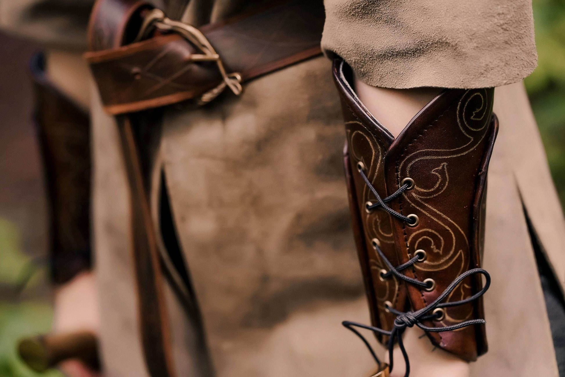 Legolas leather bracers (Lord of the Rings) - brown (as pictured) / For two hands