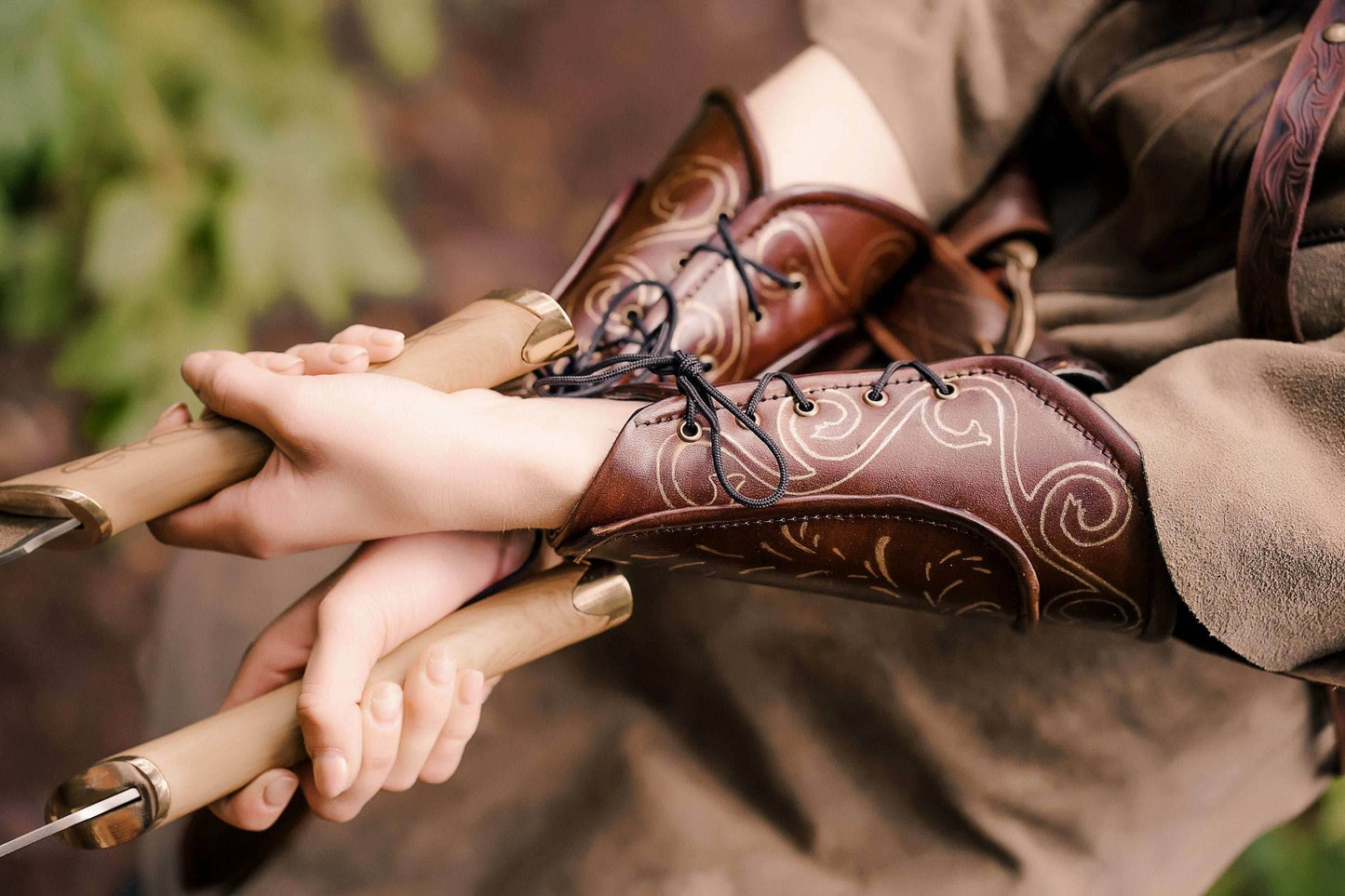 Legolas leather bracers (Lord of the Rings) - brown (as pictured) / For two hands