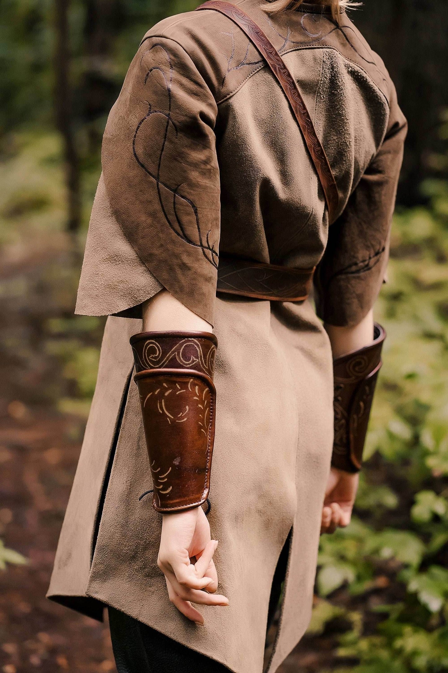 Legolas leather bracers (Lord of the Rings) - brown (as pictured) / For two hands