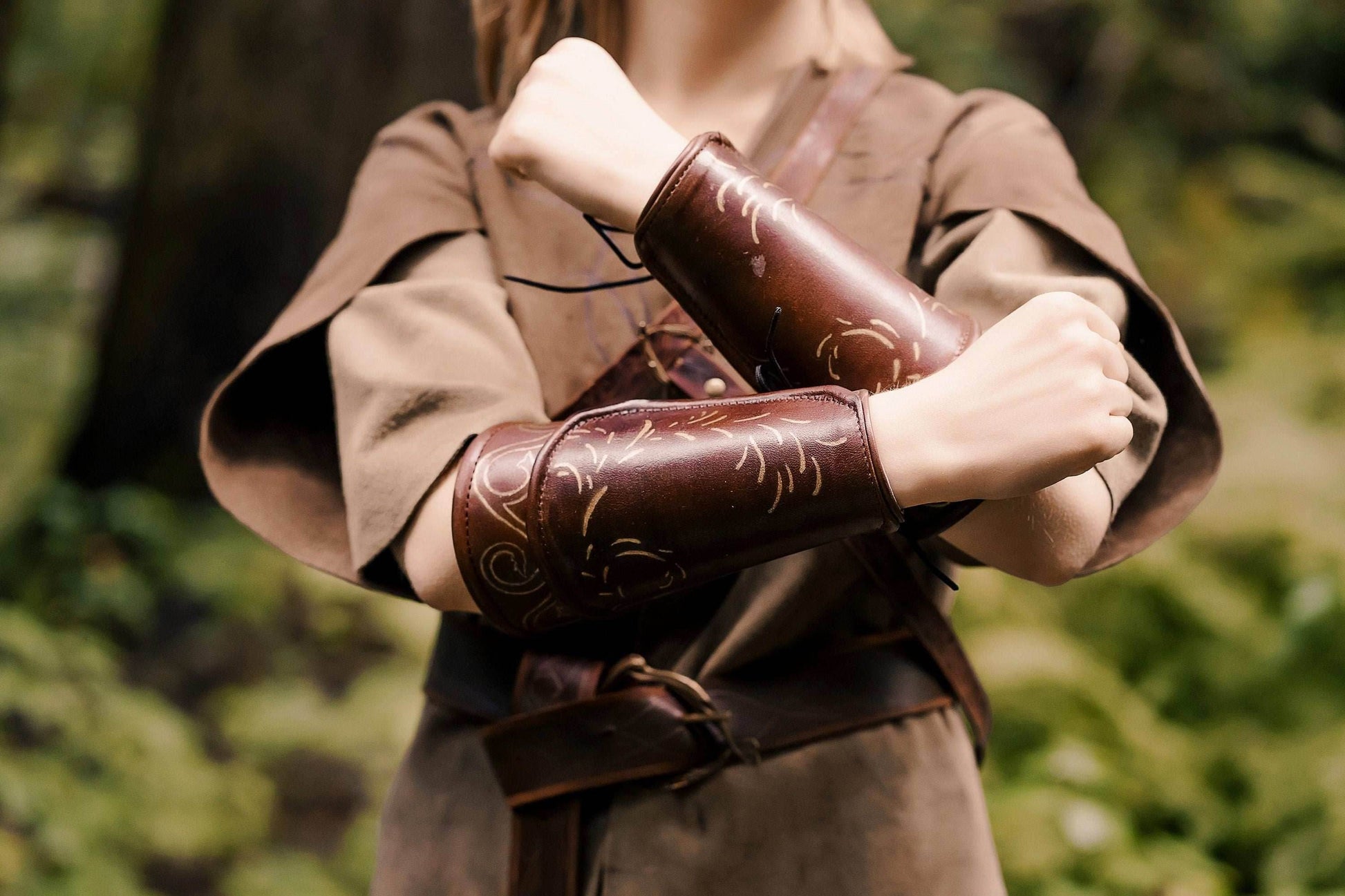 Legolas leather bracers (Lord of the Rings) - brown (as pictured) / For two hands