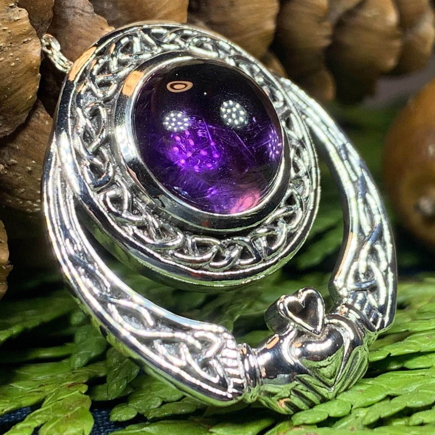 Morna Claddagh Necklace - Amethyst / 18