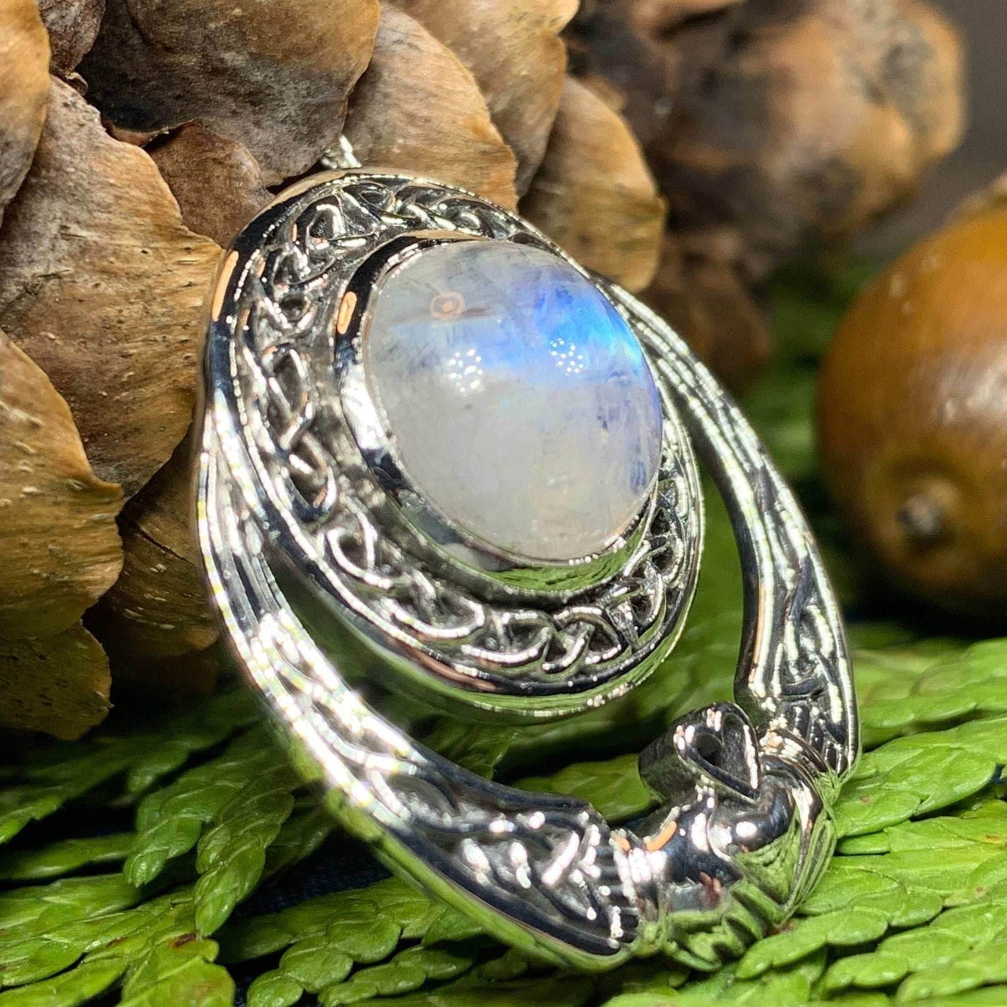 Morna Claddagh Necklace - Amethyst / 18