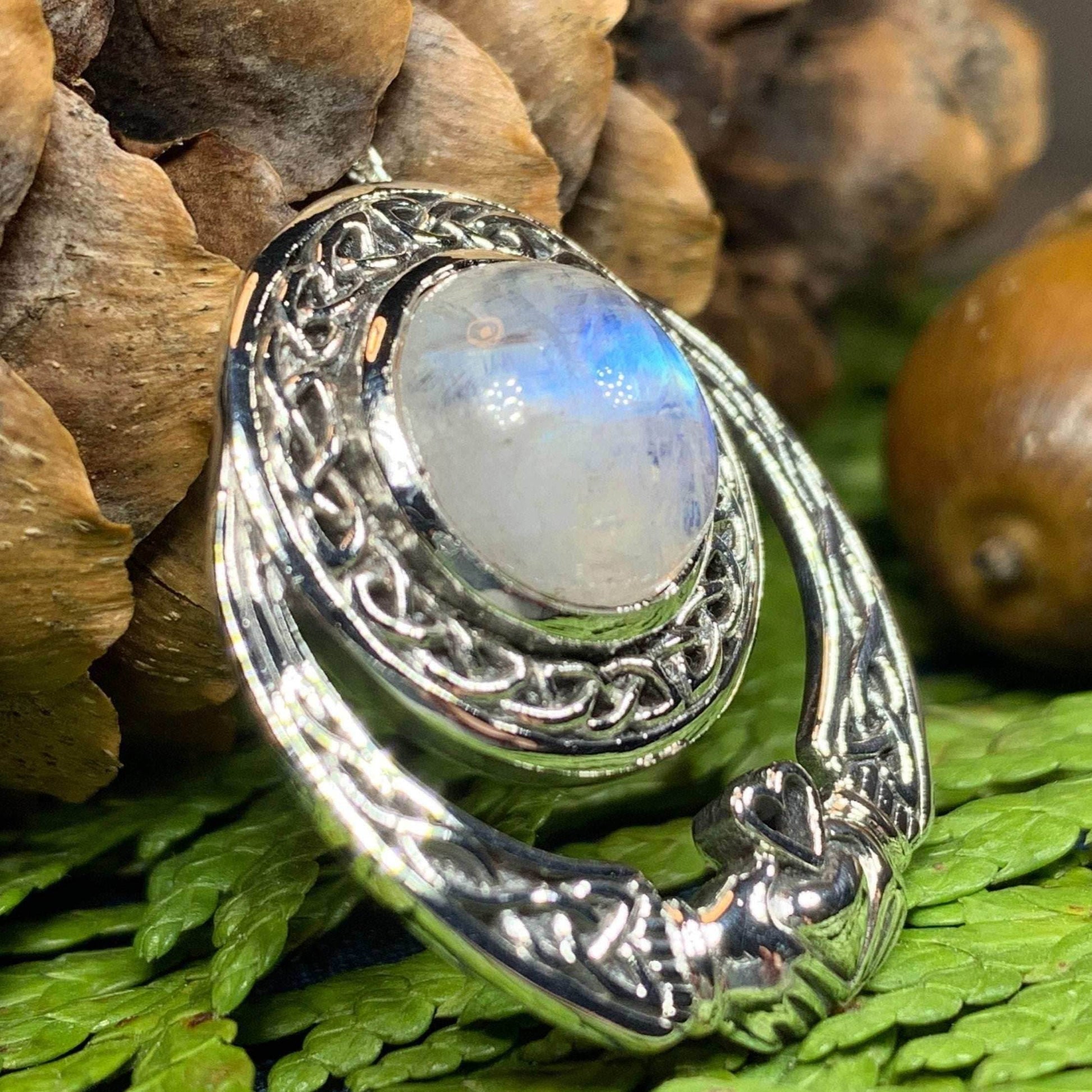 Morna Claddagh Necklace - Amethyst / 18