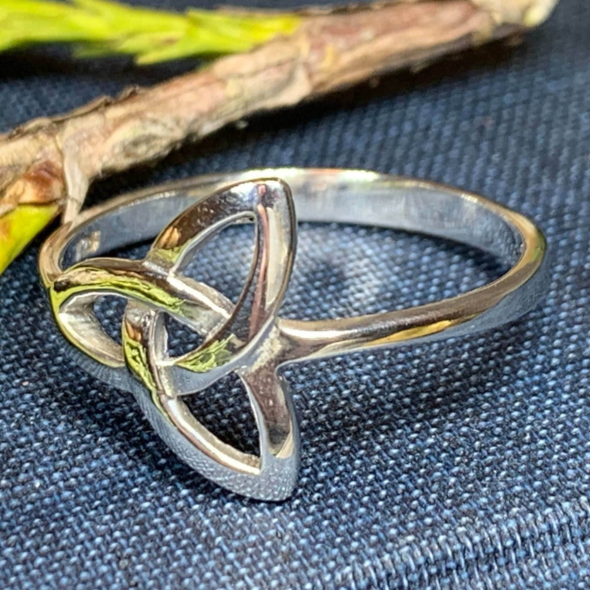 Echo Trinity Knot Ring - 6