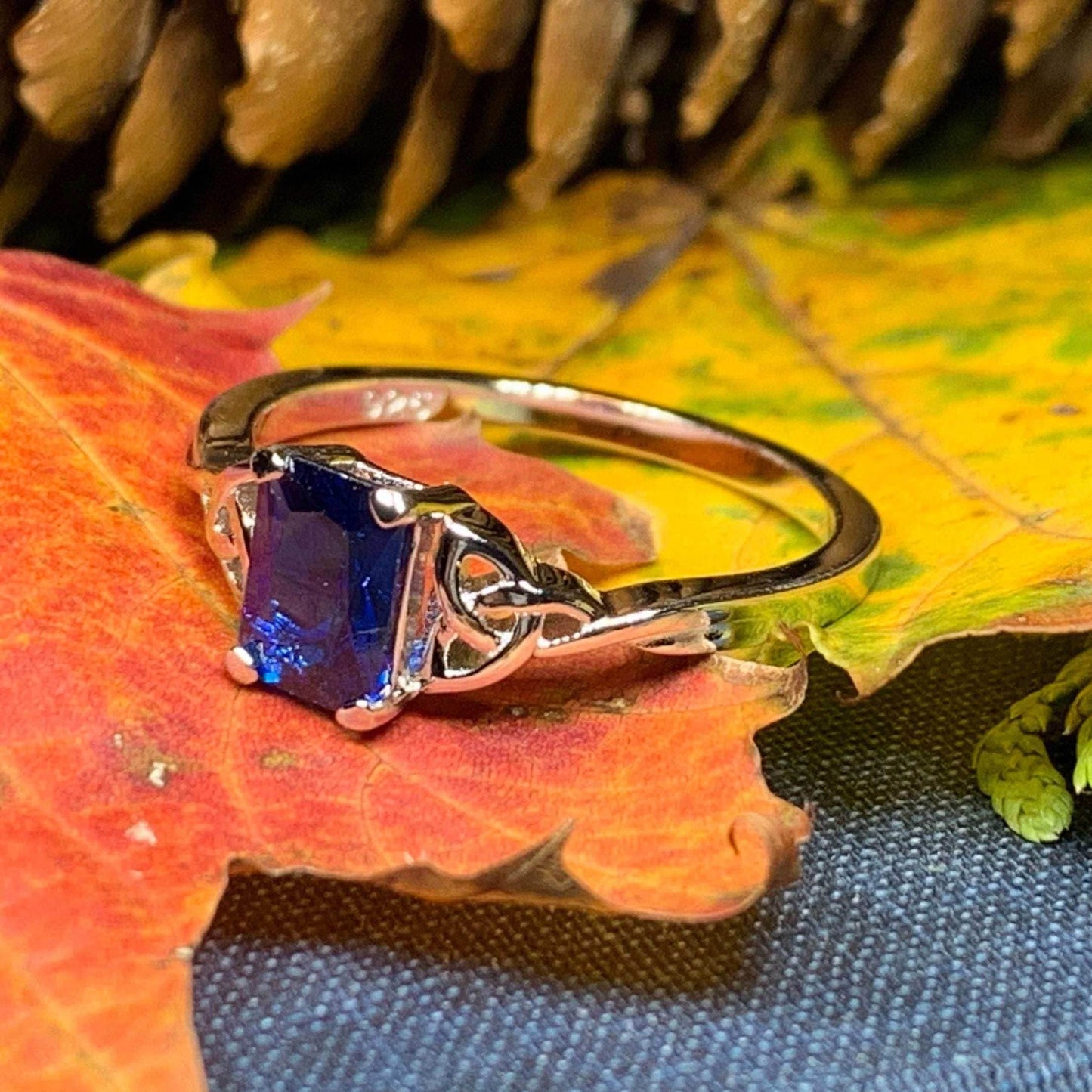 Solitaire Celtic Knot Ring - 5 / Sapphire