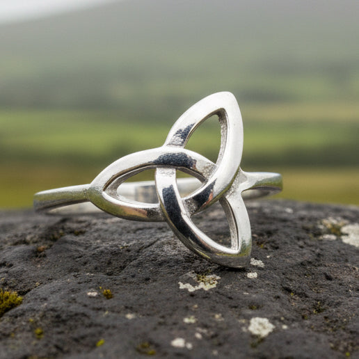 Echo Trinity Knot Ring