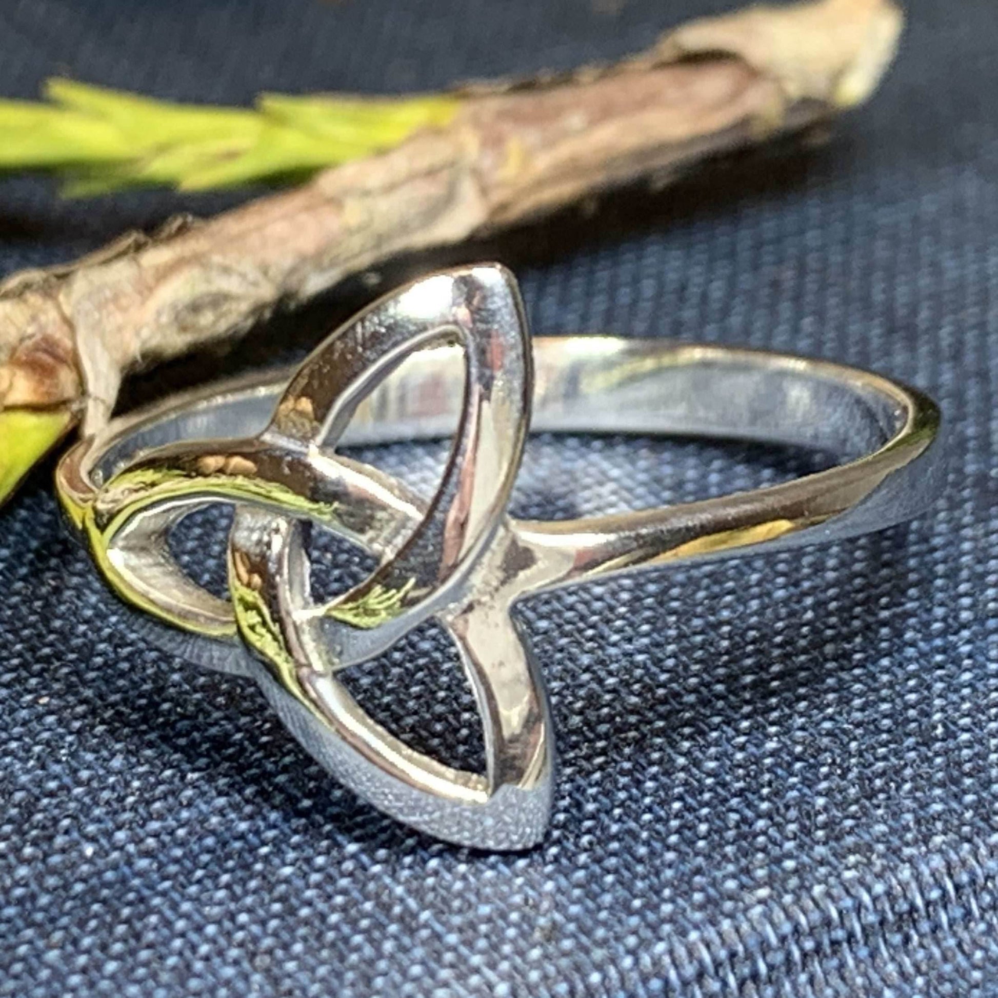 Echo Trinity Knot Ring - 6