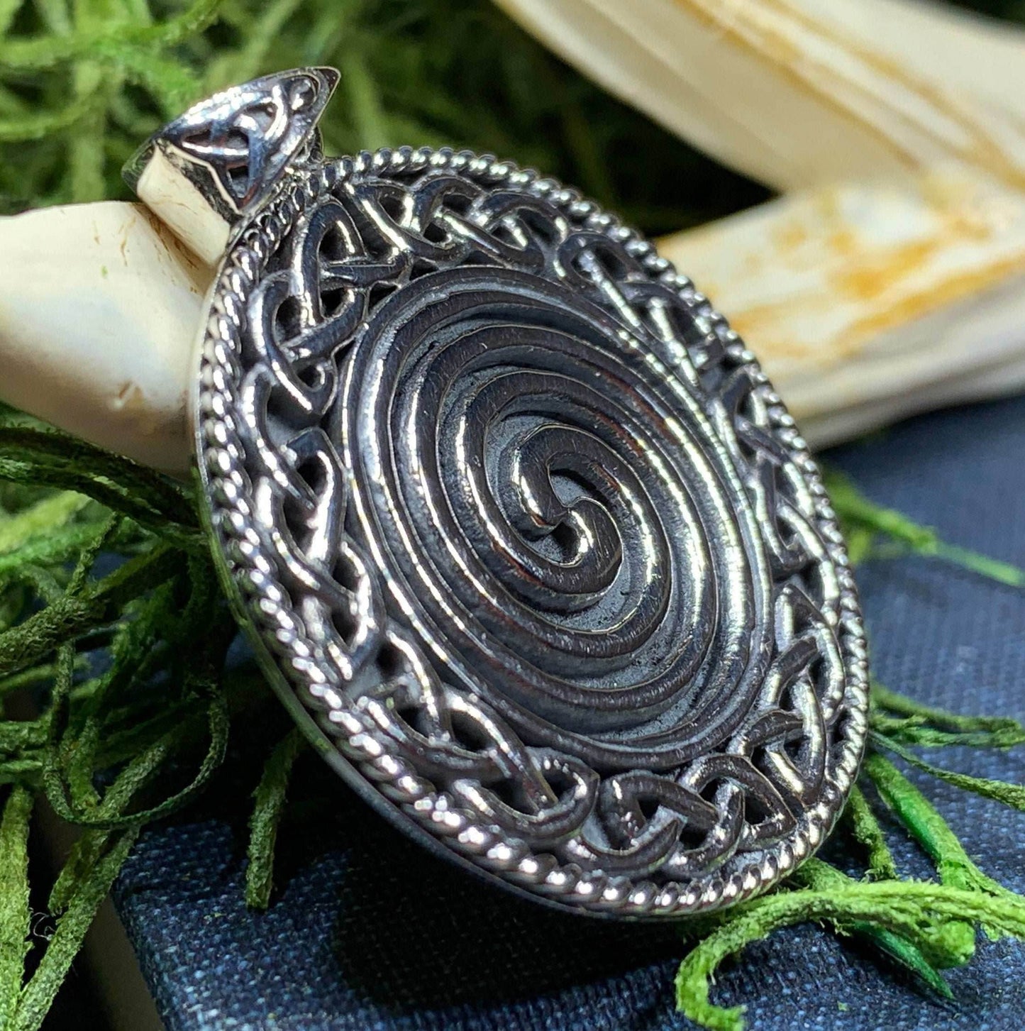 Aenor Celtic Spiral Necklace - 18
