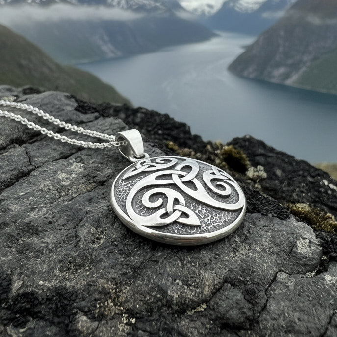Mochán Celtic Knot Necklace