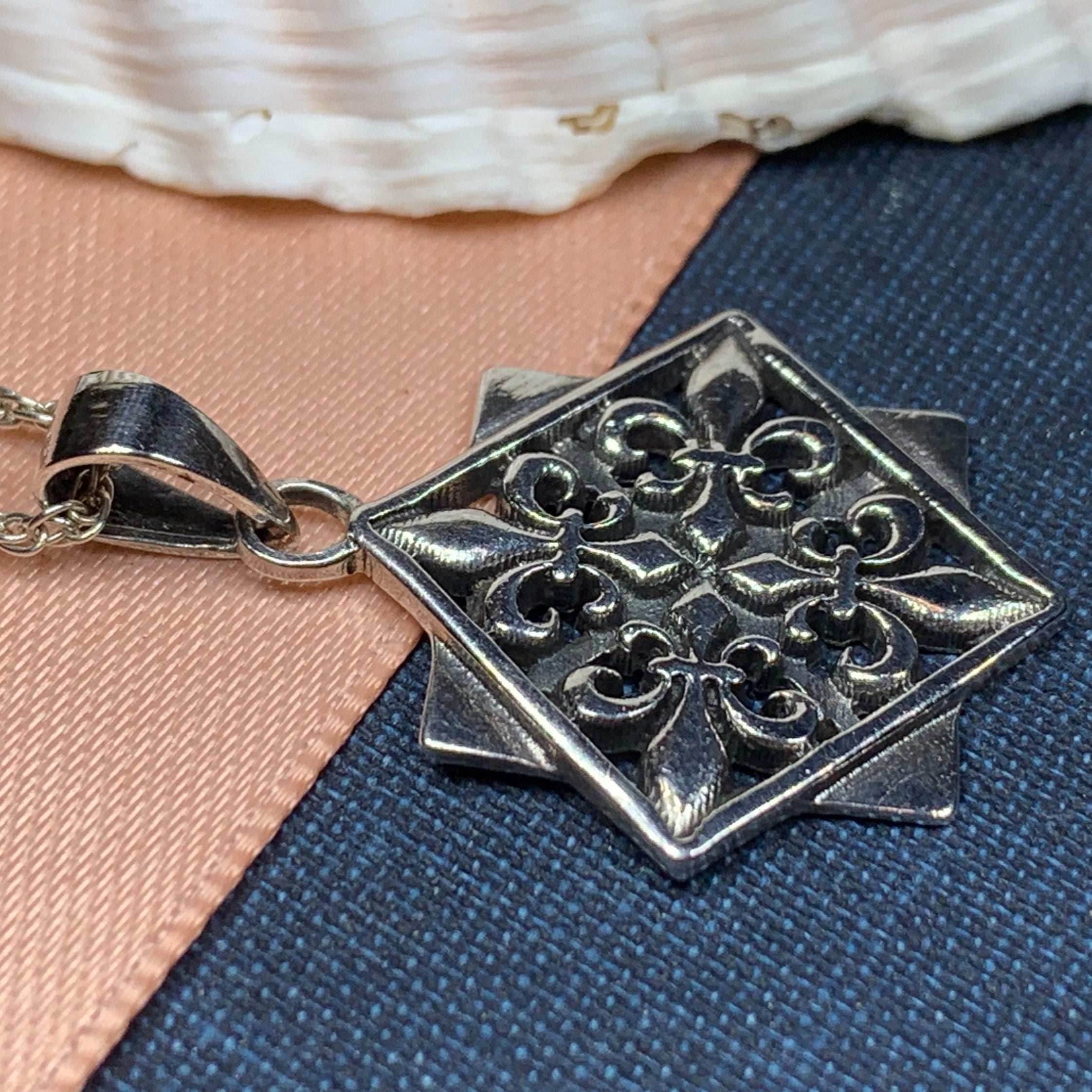 Elegant Fluer De Lis Necklace - 18