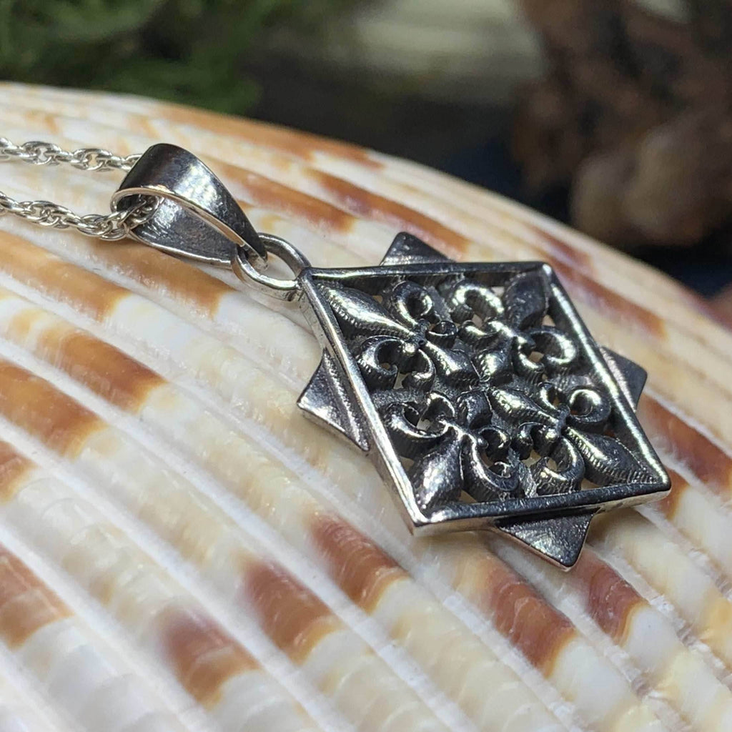 Elegant Fluer De Lis Necklace - 18