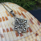 Elegant Fluer De Lis Necklace - 18
