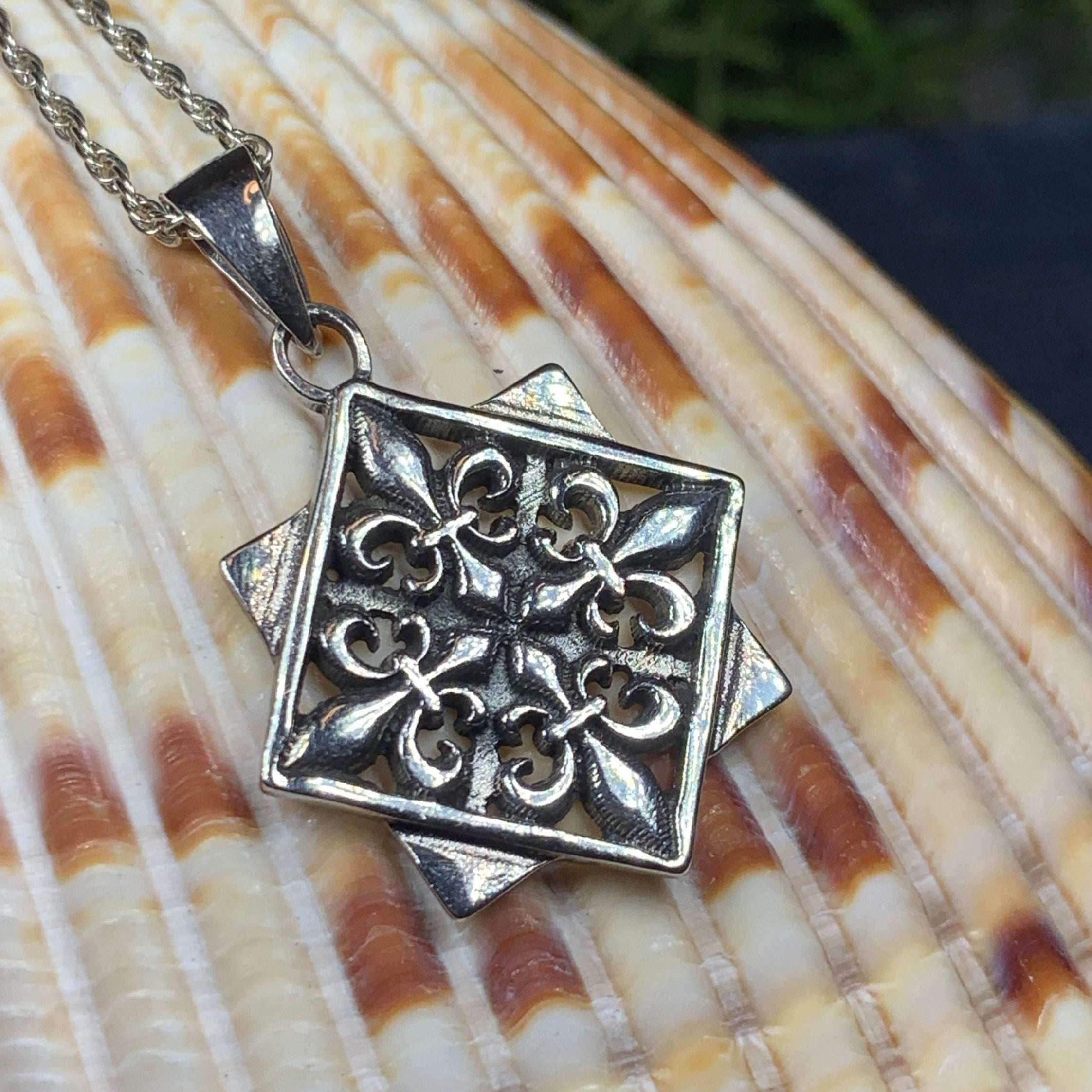 Elegant Fluer De Lis Necklace - 18