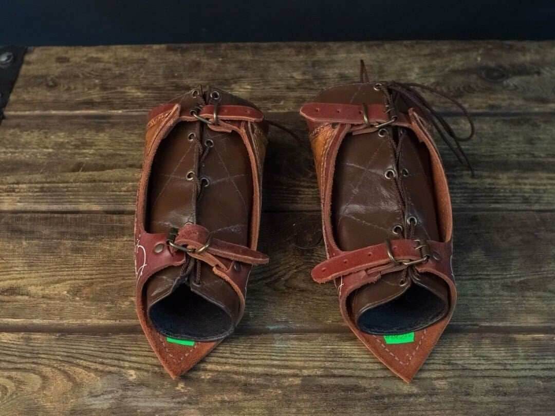 Boromir leather bracers (Lord of the Rings) - brown (as pictured) / For one hand