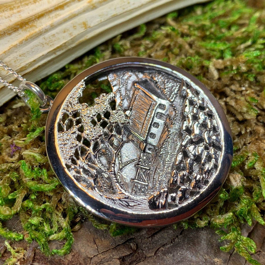 Quiet Man Irish Cottage Necklace - 18