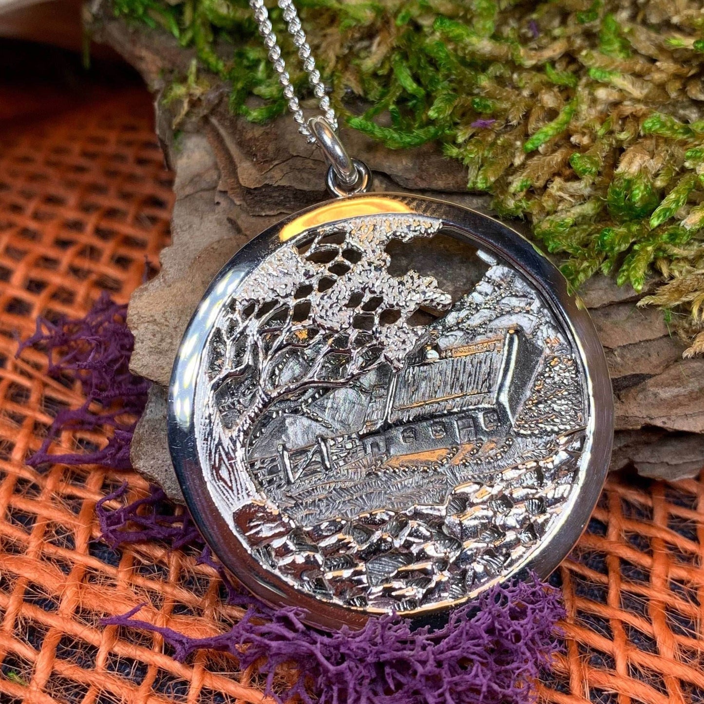 Quiet Man Irish Cottage Necklace - 18