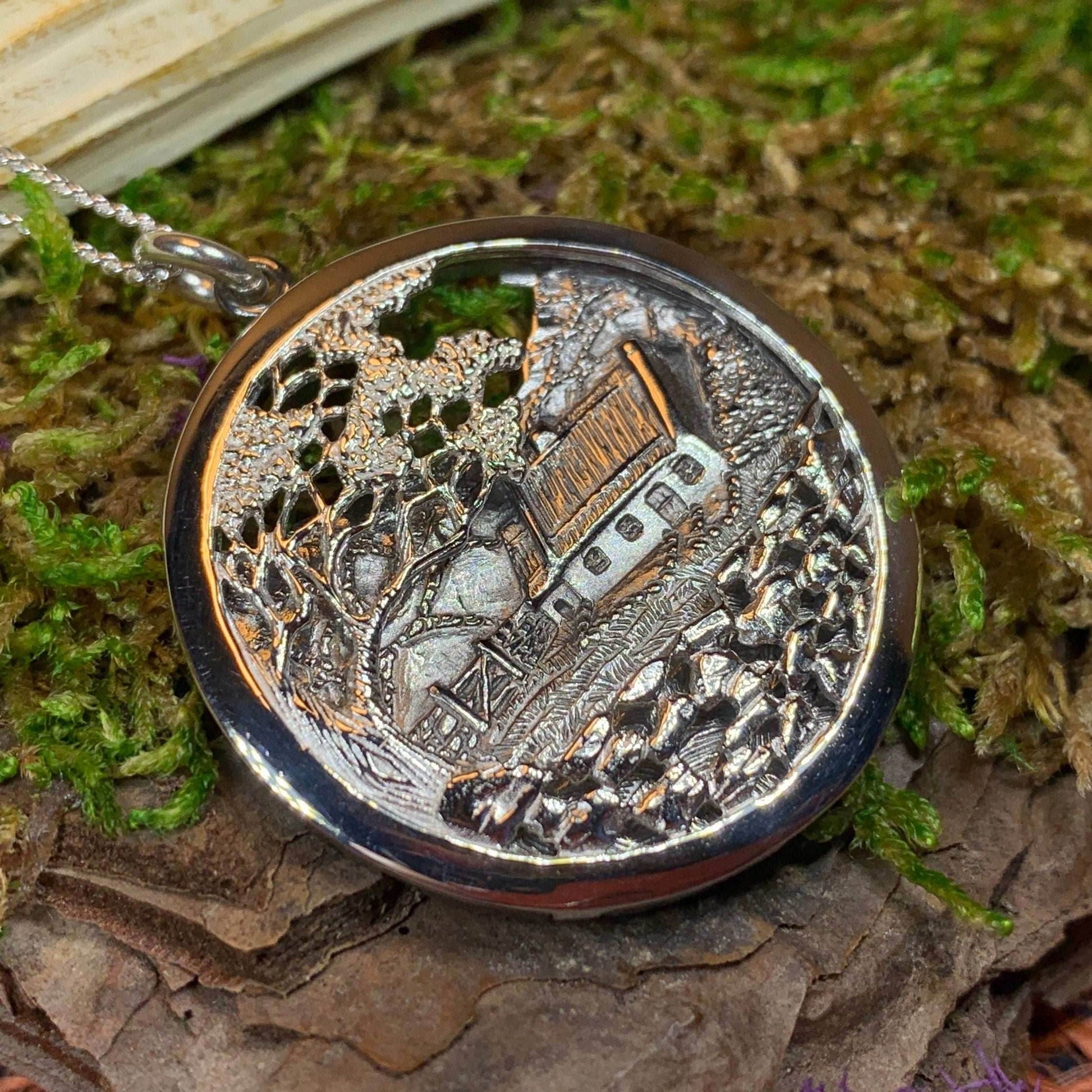 Quiet Man Irish Cottage Necklace - 18