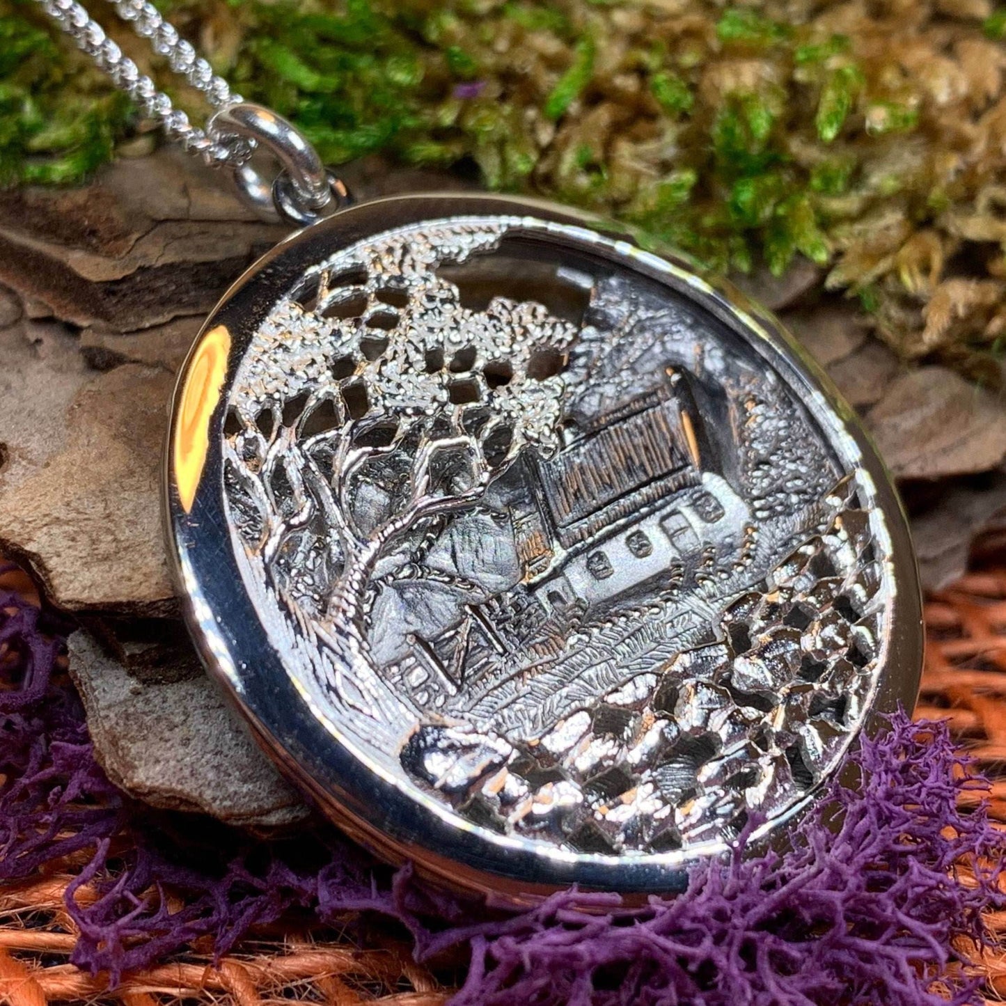 Quiet Man Irish Cottage Necklace - 18