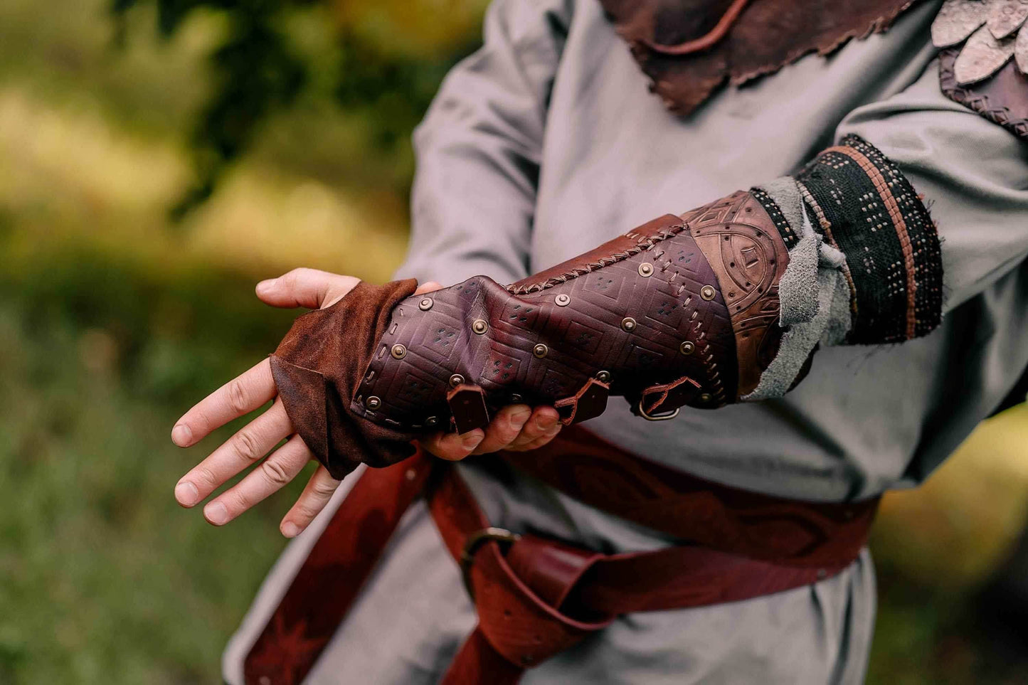 Robin Hood leather bracers - For two hands