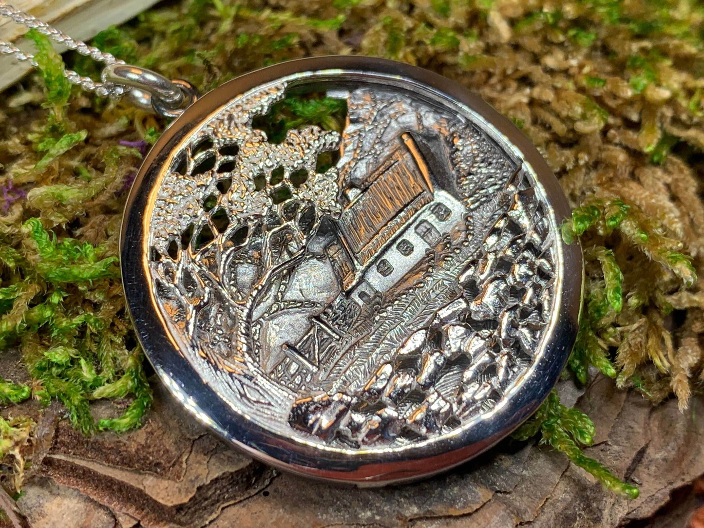 Quiet Man Irish Cottage Necklace - 18