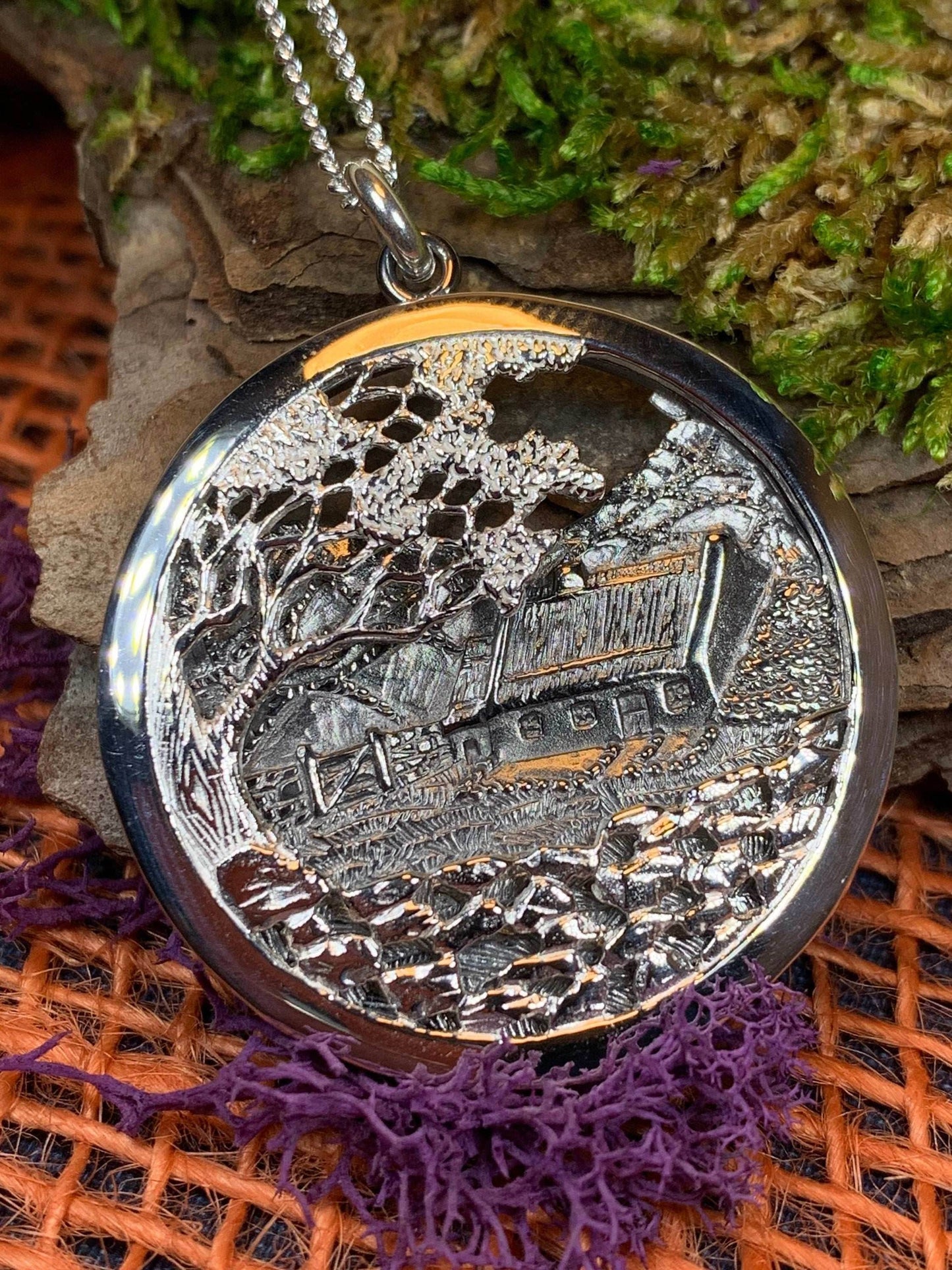 Quiet Man Irish Cottage Necklace - 18