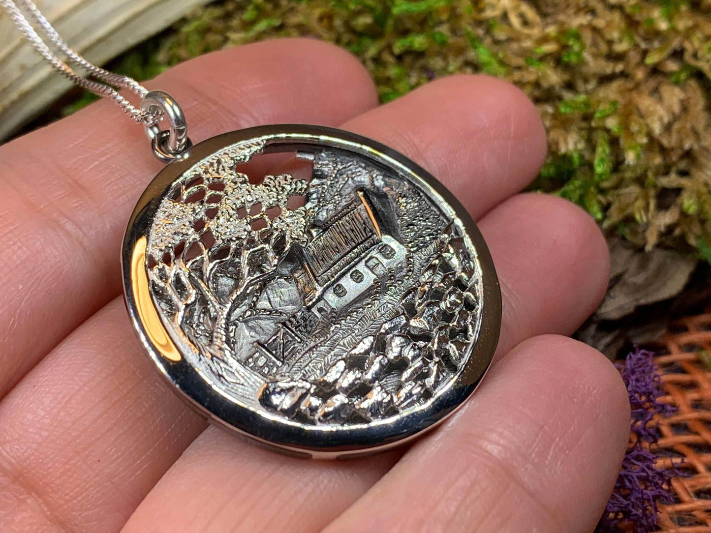 Quiet Man Irish Cottage Necklace - 18