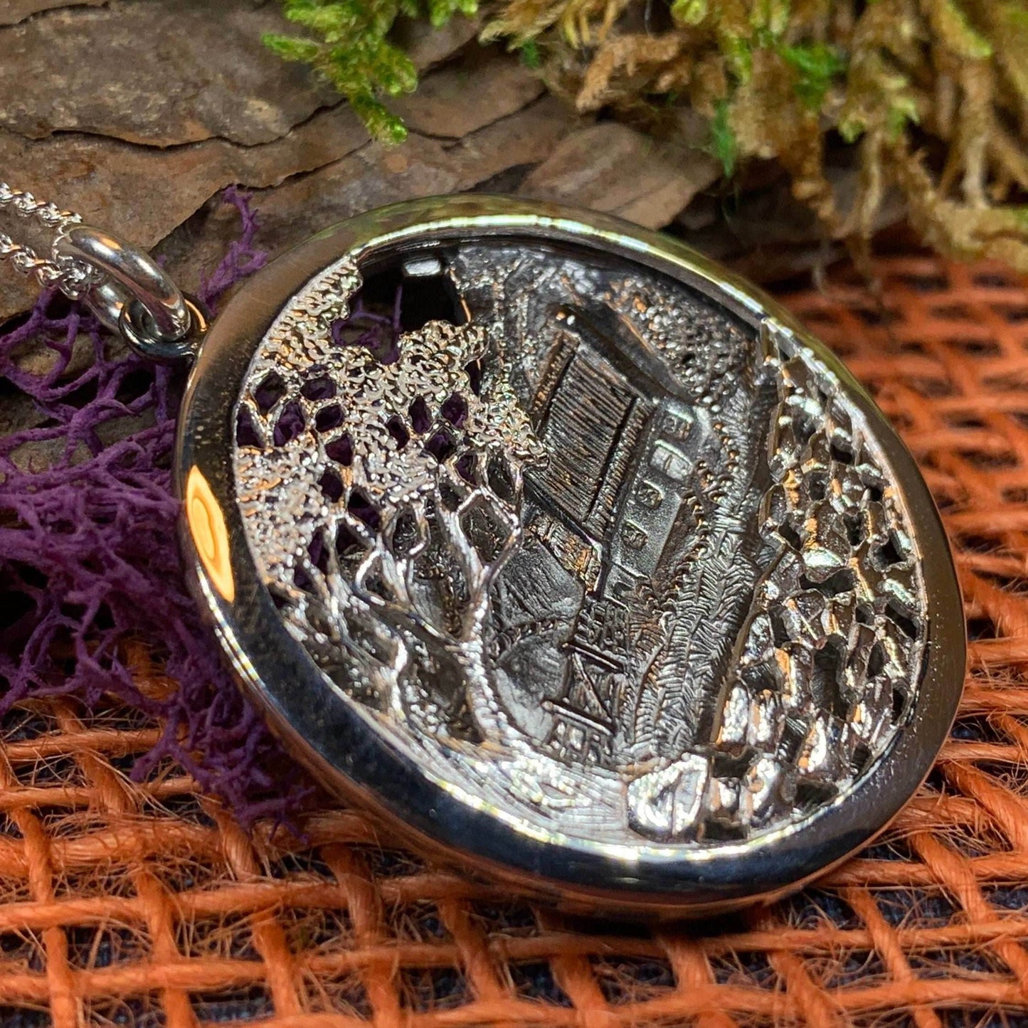 Quiet Man Irish Cottage Necklace - 18