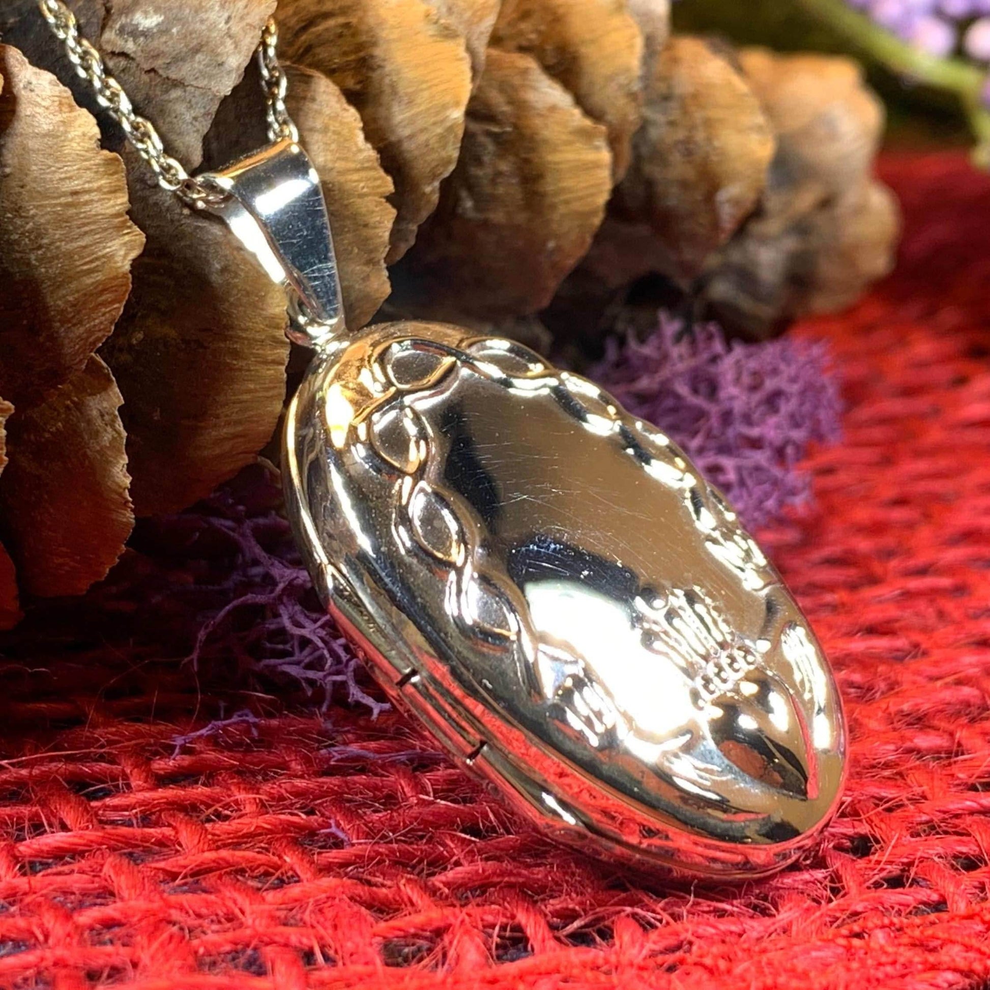 Oval Claddagh Locket Necklace - 18